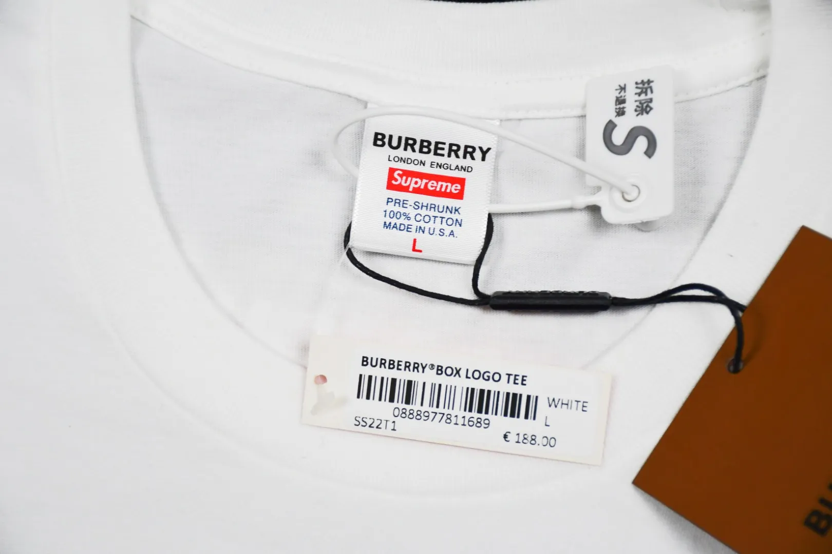 S170💰p136 Top version Supreme 22ss Burberry Box Logo Tee Burberry joint short-sleeved T-shirt using cylindrical seamless technology (the original technology has no gaps on the sides of the clothes) The fabrics are all custom-woven and dyed, 280g weight, 100% cotton, cylindrical fabric. Cylindrical fabric is knitted fabric woven with a cylinder loom. The needles are distributed in a cylindrical shape on the fuselage. The gray fabric is a large cylinder that needs to be opened and shaped before it can be used further. There are no slits on the side of the clothes, so there is no washing label on the side of ordinary short-sleeves. There is only one collar label behind the neck. The printing is printed with thermosetting ink, also known as plastic. Ink, or self-adhesive ink, contains ingredients: mainly composed of polyvinyl chloride (PVC) and phthalates. PVC and phthalates, fixatives, stabilizers, and thickeners are mixed to form a thermal ink. Solid ink is not the digital direct printing advertised on the market. The printing texture of thermoset ink is something that digital direct printing cannot achieve. The collar label has a watermark anti-counterfeiting effect, a real anti-counterfeiting layer, a probability of passing the version, and a high probability of passing the original packaging picture. Customized full set of accessories Size: S-XL