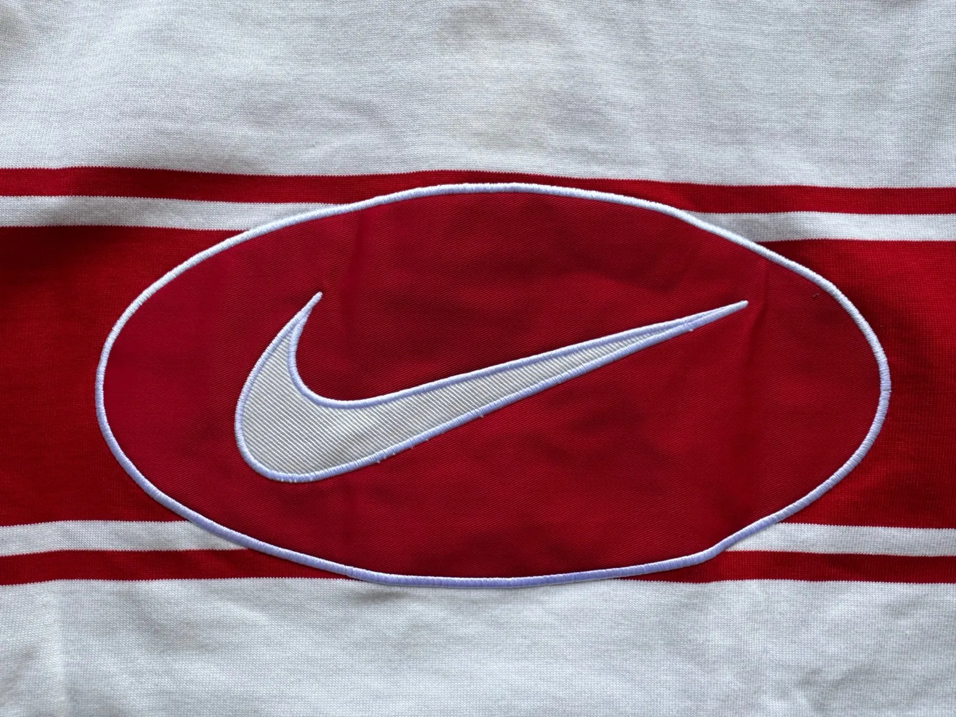 P420 [Original replica] Supreme x Nike joint model Nike joint series SS25 Stripe Rugby logo striped comfortable long-sleeved Polo shirt for men and women Color: black and white white and red Size: S M L XL 79 130 56 64