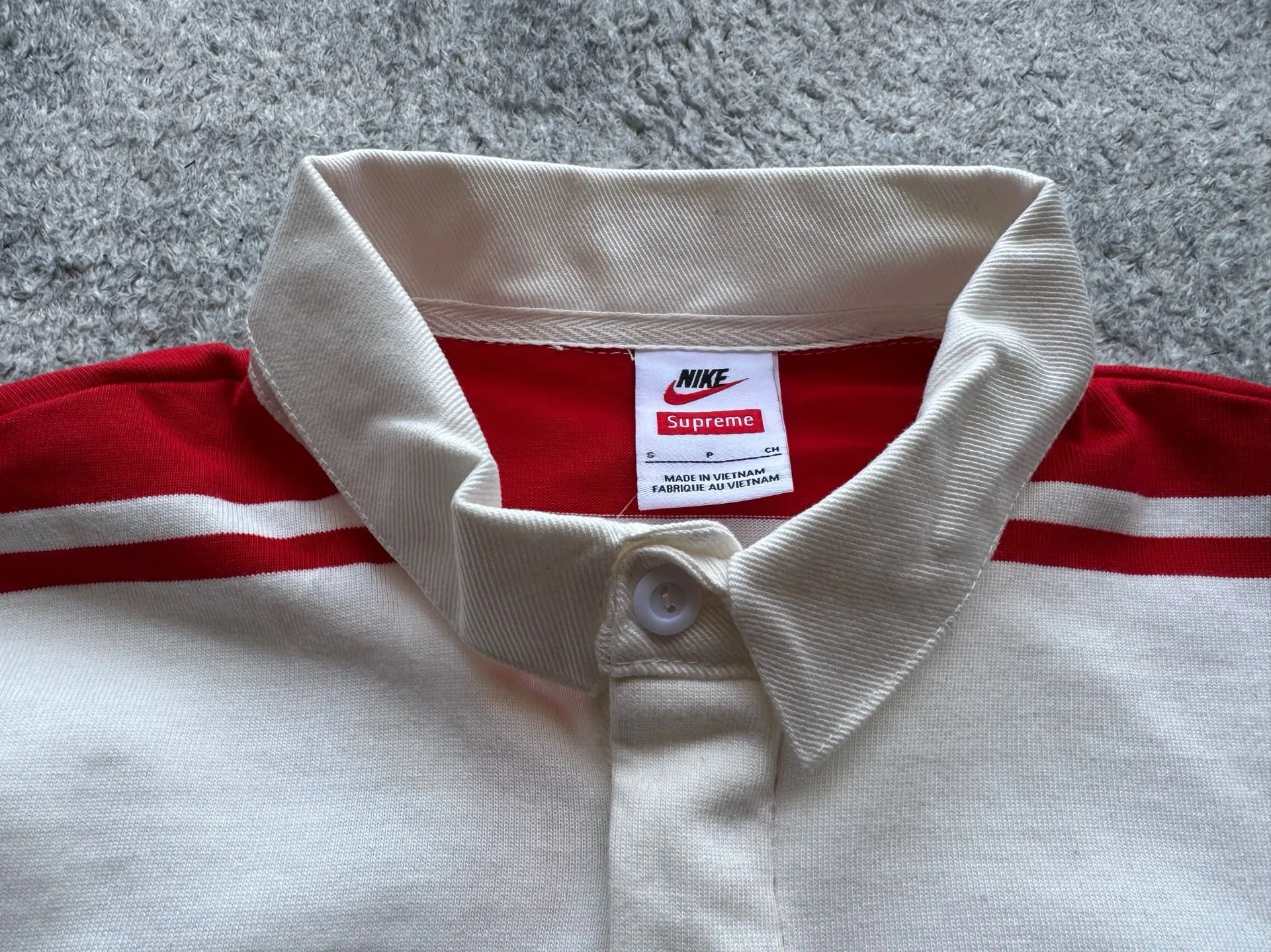 P420 [Original replica] Supreme x Nike joint model Nike joint series SS25 Stripe Rugby logo striped comfortable long-sleeved Polo shirt for men and women Color: black and white white and red Size: S M L XL 79 130 56 64