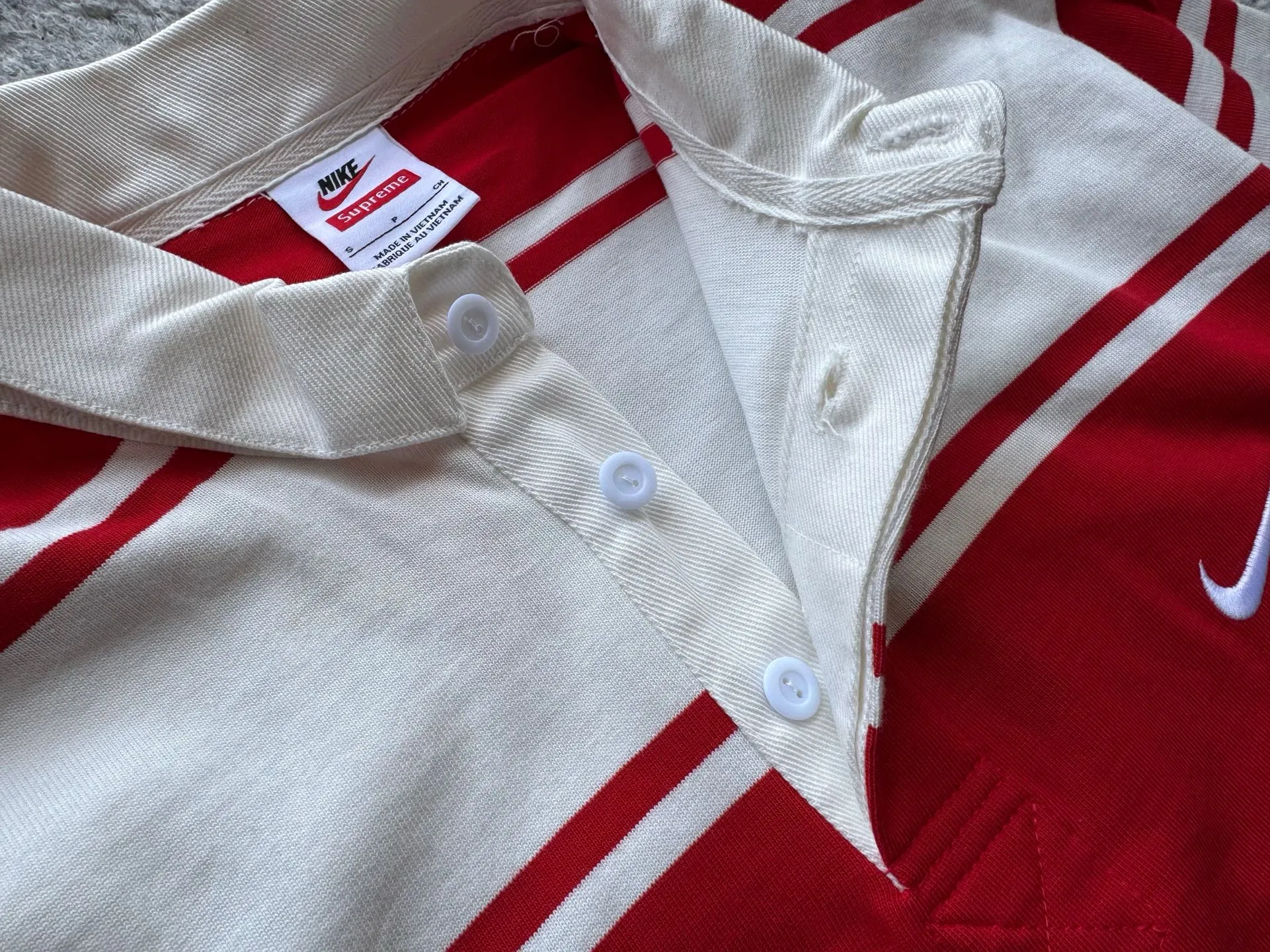 P420 [Original replica] Supreme x Nike joint model Nike joint series SS25 Stripe Rugby logo striped comfortable long-sleeved Polo shirt for men and women Color: black and white white and red Size: S M L XL 79 130 56 64
