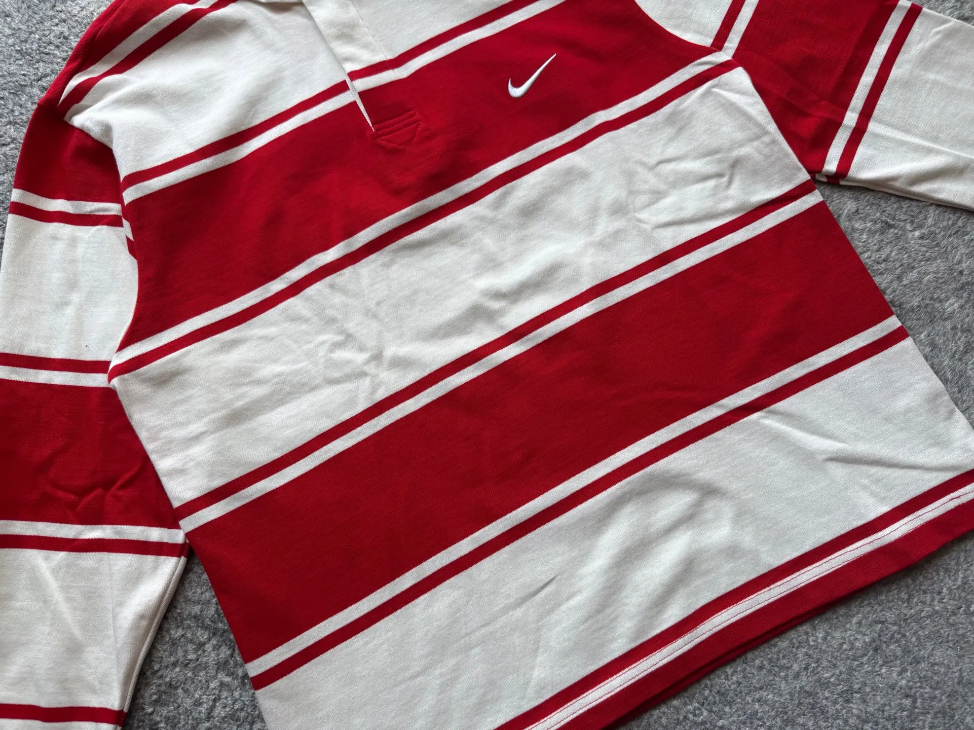 P420 [Original replica] Supreme x Nike joint model Nike joint series SS25 Stripe Rugby logo striped comfortable long-sleeved Polo shirt for men and women Color: black and white white and red Size: S M L XL 79 130 56 64