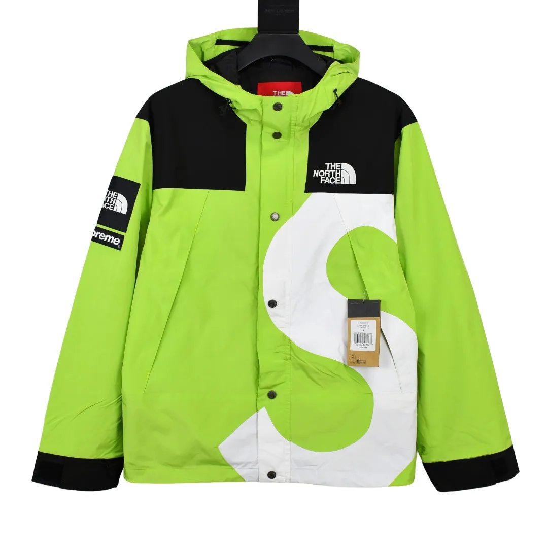 MX82💰p670 MAX/top version, exclusive quality on the entire network, ZP player-specified version, correct alignment in the entire frame, Supreme FW20 Week 10 x TNF S Logo Mountain, North Face Big S joint-branded jacket, correct alignment in the entire frame (alignment of the S letter and buttons, compare the front view of the official website by yourself), a true jacket, waterproof, windproof, breathable, and warm. There are 8 YKK zippers in total, and there are three different types of zippers/sliders among the eight, including placket, one No. 5 resin zipper, outer pockets and sleeves, four No. 3 resin zippers, three reverse-pull metal zippers inside, hidden zippers on both sides of pockets and sleeves. Professional grade waterproof coating fabric, whole body laminated professional waterproof coating, first-class waterproof effect, built-in thin velvet, excellent warmth and wind protection, and perfect breathability. Polyamide fiber component dispersed fuel printing red After the outer screen positioning and digital printing, the pieces were cut. More than 20 plates were opened, and the printing was cut and printed by size. Each size and part required workers to cut according to the pattern. It was time-consuming and labor-intensive, and the labor cost was extremely high. Four-color inks were imported from Belgium. Automatic identification, a total of four sizes, the large S of the whole dress is complete, all counter-sewing, meticulous, embroidered R letter with elephant legs, embroidery is more full and exquisite, embroidery details are perfect, accessories, laser markings, etc. are all available S~XL