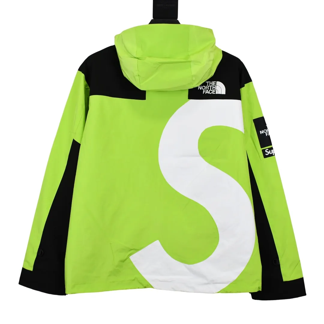 MX82💰p670 MAX/top version, exclusive quality on the entire network, ZP player-specified version, correct alignment in the entire frame, Supreme FW20 Week 10 x TNF S Logo Mountain, North Face Big S joint-branded jacket, correct alignment in the entire frame (alignment of the S letter and buttons, compare the front view of the official website by yourself), a true jacket, waterproof, windproof, breathable, and warm. There are 8 YKK zippers in total, and there are three different types of zippers/sliders among the eight, including placket, one No. 5 resin zipper, outer pockets and sleeves, four No. 3 resin zippers, three reverse-pull metal zippers inside, hidden zippers on both sides of pockets and sleeves. Professional grade waterproof coating fabric, whole body laminated professional waterproof coating, first-class waterproof effect, built-in thin velvet, excellent warmth and wind protection, and perfect breathability. Polyamide fiber component dispersed fuel printing red After the outer screen positioning and digital printing, the pieces were cut. More than 20 plates were opened, and the printing was cut and printed by size. Each size and part required workers to cut according to the pattern. It was time-consuming and labor-intensive, and the labor cost was extremely high. Four-color inks were imported from Belgium. Automatic identification, a total of four sizes, the large S of the whole dress is complete, all counter-sewing, meticulous, embroidered R letter with elephant legs, embroidery is more full and exquisite, embroidery details are perfect, accessories, laser markings, etc. are all available S~XL