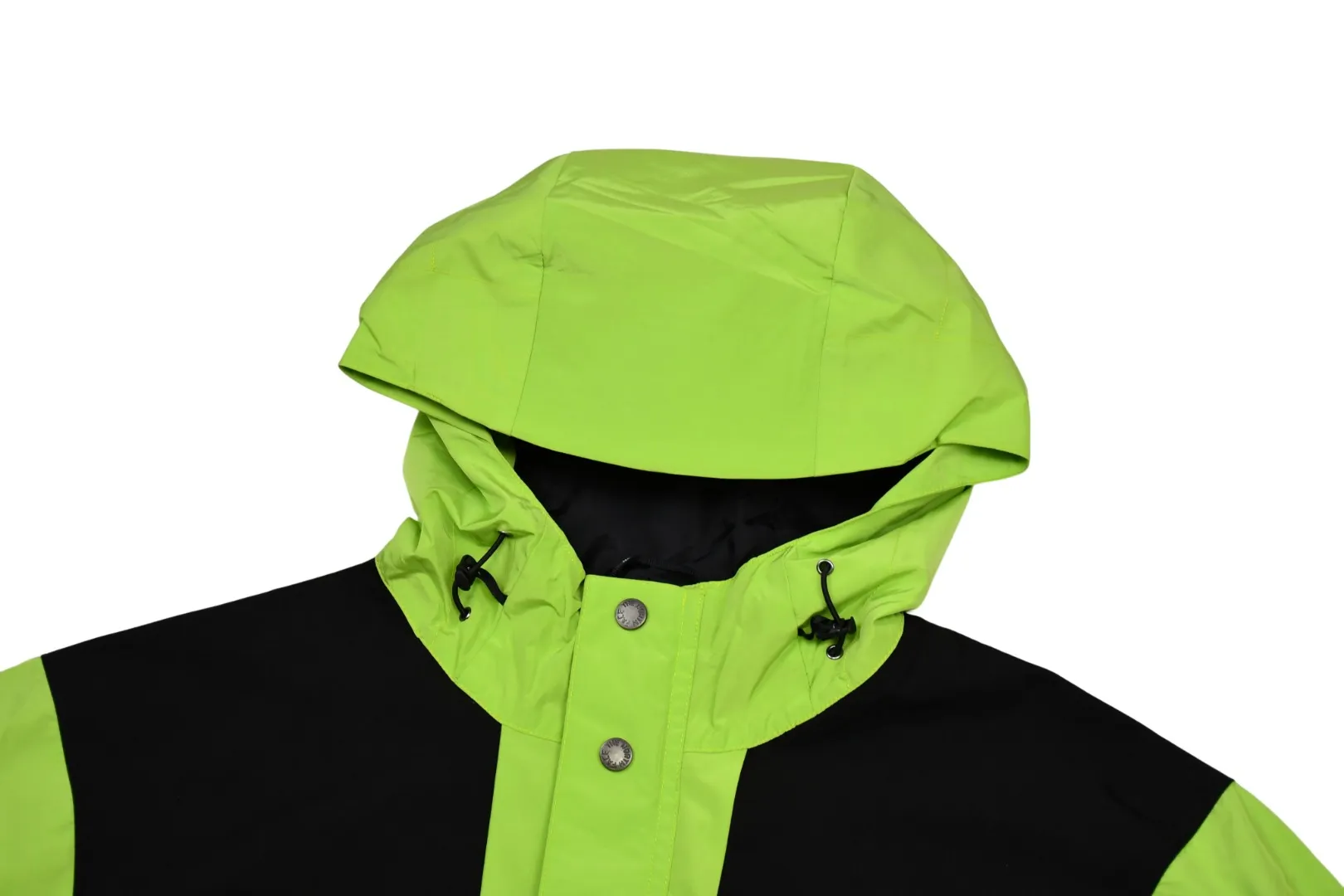 MX82💰p670 MAX/top version, exclusive quality on the entire network, ZP player-specified version, correct alignment in the entire frame, Supreme FW20 Week 10 x TNF S Logo Mountain, North Face Big S joint-branded jacket, correct alignment in the entire frame (alignment of the S letter and buttons, compare the front view of the official website by yourself), a true jacket, waterproof, windproof, breathable, and warm. There are 8 YKK zippers in total, and there are three different types of zippers/sliders among the eight, including placket, one No. 5 resin zipper, outer pockets and sleeves, four No. 3 resin zippers, three reverse-pull metal zippers inside, hidden zippers on both sides of pockets and sleeves. Professional grade waterproof coating fabric, whole body laminated professional waterproof coating, first-class waterproof effect, built-in thin velvet, excellent warmth and wind protection, and perfect breathability. Polyamide fiber component dispersed fuel printing red After the outer screen positioning and digital printing, the pieces were cut. More than 20 plates were opened, and the printing was cut and printed by size. Each size and part required workers to cut according to the pattern. It was time-consuming and labor-intensive, and the labor cost was extremely high. Four-color inks were imported from Belgium. Automatic identification, a total of four sizes, the large S of the whole dress is complete, all counter-sewing, meticulous, embroidered R letter with elephant legs, embroidery is more full and exquisite, embroidery details are perfect, accessories, laser markings, etc. are all available S~XL