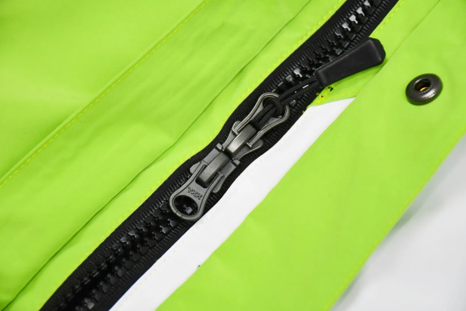 MX82💰p670 MAX/top version, exclusive quality on the entire network, ZP player-specified version, correct alignment in the entire frame, Supreme FW20 Week 10 x TNF S Logo Mountain, North Face Big S joint-branded jacket, correct alignment in the entire frame (alignment of the S letter and buttons, compare the front view of the official website by yourself), a true jacket, waterproof, windproof, breathable, and warm. There are 8 YKK zippers in total, and there are three different types of zippers/sliders among the eight, including placket, one No. 5 resin zipper, outer pockets and sleeves, four No. 3 resin zippers, three reverse-pull metal zippers inside, hidden zippers on both sides of pockets and sleeves. Professional grade waterproof coating fabric, whole body laminated professional waterproof coating, first-class waterproof effect, built-in thin velvet, excellent warmth and wind protection, and perfect breathability. Polyamide fiber component dispersed fuel printing red After the outer screen positioning and digital printing, the pieces were cut. More than 20 plates were opened, and the printing was cut and printed by size. Each size and part required workers to cut according to the pattern. It was time-consuming and labor-intensive, and the labor cost was extremely high. Four-color inks were imported from Belgium. Automatic identification, a total of four sizes, the large S of the whole dress is complete, all counter-sewing, meticulous, embroidered R letter with elephant legs, embroidery is more full and exquisite, embroidery details are perfect, accessories, laser markings, etc. are all available S~XL