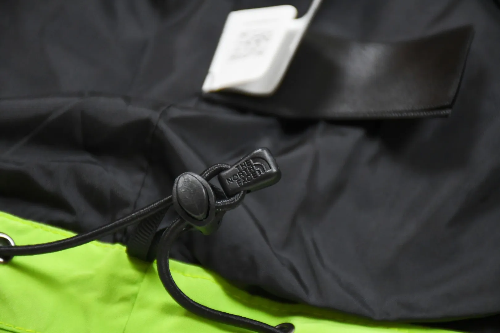 MX82💰p670 MAX/top version, exclusive quality on the entire network, ZP player-specified version, correct alignment in the entire frame, Supreme FW20 Week 10 x TNF S Logo Mountain, North Face Big S joint-branded jacket, correct alignment in the entire frame (alignment of the S letter and buttons, compare the front view of the official website by yourself), a true jacket, waterproof, windproof, breathable, and warm. There are 8 YKK zippers in total, and there are three different types of zippers/sliders among the eight, including placket, one No. 5 resin zipper, outer pockets and sleeves, four No. 3 resin zippers, three reverse-pull metal zippers inside, hidden zippers on both sides of pockets and sleeves. Professional grade waterproof coating fabric, whole body laminated professional waterproof coating, first-class waterproof effect, built-in thin velvet, excellent warmth and wind protection, and perfect breathability. Polyamide fiber component dispersed fuel printing red After the outer screen positioning and digital printing, the pieces were cut. More than 20 plates were opened, and the printing was cut and printed by size. Each size and part required workers to cut according to the pattern. It was time-consuming and labor-intensive, and the labor cost was extremely high. Four-color inks were imported from Belgium. Automatic identification, a total of four sizes, the large S of the whole dress is complete, all counter-sewing, meticulous, embroidered R letter with elephant legs, embroidery is more full and exquisite, embroidery details are perfect, accessories, laser markings, etc. are all available S~XL