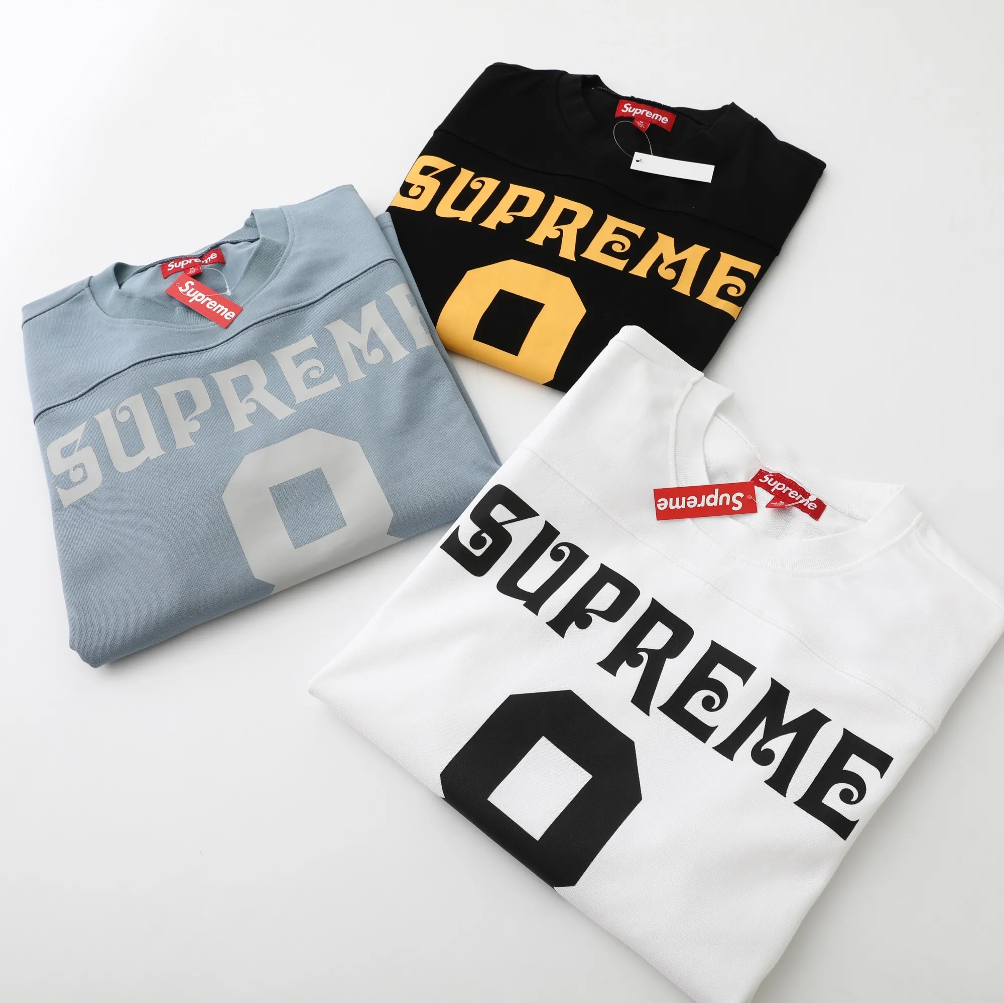 S624💰P230 SUPREME SS25 AFFILIATED L/S FOOTBALL TOP American size 8 Sanskrit font long-sleeved T-shirt Original quality, consistent details, knitted fabric, non-cotton fabric, good feel Color: black white Size: S M L XL (172 120 wear S) S Bust 55 Length 66 Shoulder width 47 Sleeve length 57 M Chest 57 Dress length 68 Shoulder width 48 Sleeve length 58 L Chest 59 Dress length 70 Shoulder width 49 Sleeve length 59 XL Chest 62 Dress length 72 Shoulder width 50 Sleeve length 60