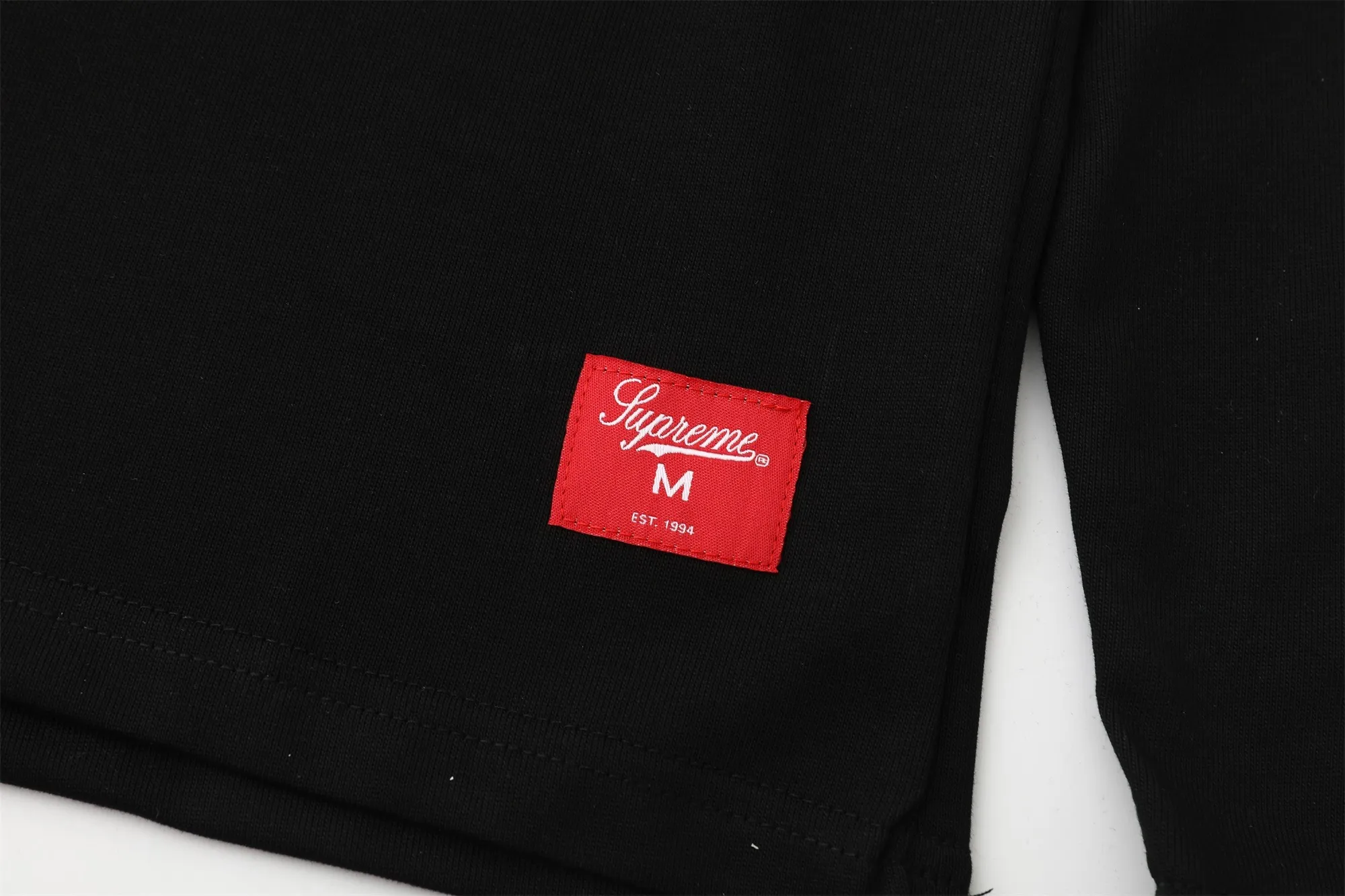 S624💰P230 SUPREME SS25 AFFILIATED L/S FOOTBALL TOP American size 8 Sanskrit font long-sleeved T-shirt Original quality, consistent details, knitted fabric, non-cotton fabric, good feel Color: black white Size: S M L XL (172 120 wear S) S Bust 55 Length 66 Shoulder width 47 Sleeve length 57 M Chest 57 Dress length 68 Shoulder width 48 Sleeve length 58 L Chest 59 Dress length 70 Shoulder width 49 Sleeve length 59 XL Chest 62 Dress length 72 Shoulder width 50 Sleeve length 60