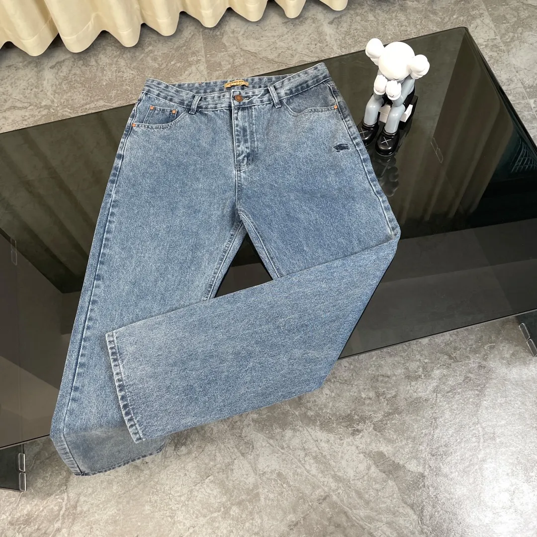 🅿️290 Supreme co-branded Burberry war horse embroidered jeans [Top quality] Really perfect replica of the original, selected washed denim fabrics, special washing process and tie-dyeing step. Washed many times to make the denim evenly distressed. The distressing process is flawless. The process is very cumbersome. The details do not scare me. Each paving material has the brand logo and all three labels!  Blue simple style, super popular loose cut, must-have jeans! It is no exaggeration to kill all the versions on the market. The water-style denim jacket is full of details, and all the embroidery is on the back. The front is simple and low-key, and the versatile jeans are directly co-branded with 1ogo embroidery on the back. Plus custom hardware 1ogo set buckle! One detail is enough to illustrate the quality. Both the details and the material are very weighty and textured. The jacket is made from imported fabrics from Italy. The denim fabric is a little stretchy and has a refined style. You deserve to own a classic bur. It’s the best product that doesn’t need too many words to explain, and the quality has been scrutinized. All the spot goods have been put into the warehouse, looking forward to your super matching! ! Color: blue Size: s-xl