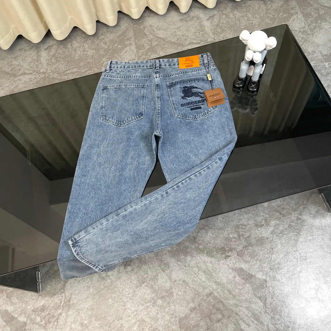 🅿️290 Supreme co-branded Burberry war horse embroidered jeans [Top quality] Really perfect replica of the original, selected washed denim fabrics, special washing process and tie-dyeing step. Washed many times to make the denim evenly distressed. The distressing process is flawless. The process is very cumbersome. The details do not scare me. Each paving material has the brand logo and all three labels!  Blue simple style, super popular loose cut, must-have jeans! It is no exaggeration to kill all the versions on the market. The water-style denim jacket is full of details, and all the embroidery is on the back. The front is simple and low-key, and the versatile jeans are directly co-branded with 1ogo embroidery on the back. Plus custom hardware 1ogo set buckle! One detail is enough to illustrate the quality. Both the details and the material are very weighty and textured. The jacket is made from imported fabrics from Italy. The denim fabric is a little stretchy and has a refined style. You deserve to own a classic bur. It’s the best product that doesn’t need too many words to explain, and the quality has been scrutinized. All the spot goods have been put into the warehouse, looking forward to your super matching! ! Color: blue Size: s-xl