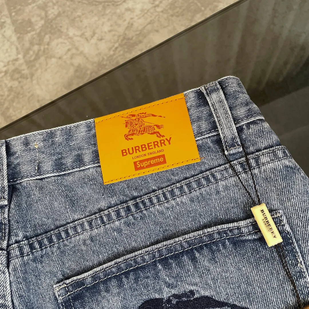 🅿️290 Supreme co-branded Burberry war horse embroidered jeans [Top quality] Really perfect replica of the original, selected washed denim fabrics, special washing process and tie-dyeing step. Washed many times to make the denim evenly distressed. The distressing process is flawless. The process is very cumbersome. The details do not scare me. Each paving material has the brand logo and all three labels!  Blue simple style, super popular loose cut, must-have jeans! It is no exaggeration to kill all the versions on the market. The water-style denim jacket is full of details, and all the embroidery is on the back. The front is simple and low-key, and the versatile jeans are directly co-branded with 1ogo embroidery on the back. Plus custom hardware 1ogo set buckle! One detail is enough to illustrate the quality. Both the details and the material are very weighty and textured. The jacket is made from imported fabrics from Italy. The denim fabric is a little stretchy and has a refined style. You deserve to own a classic bur. It’s the best product that doesn’t need too many words to explain, and the quality has been scrutinized. All the spot goods have been put into the warehouse, looking forward to your super matching! ! Color: blue Size: s-xl