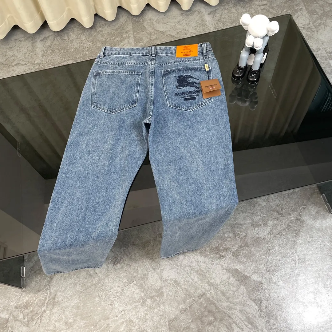🅿️290 Supreme co-branded Burberry war horse embroidered jeans [Top quality] Really perfect replica of the original, selected washed denim fabrics, special washing process and tie-dyeing step. Washed many times to make the denim evenly distressed. The distressing process is flawless. The process is very cumbersome. The details do not scare me. Each paving material has the brand logo and all three labels!  Blue simple style, super popular loose cut, must-have jeans! It is no exaggeration to kill all the versions on the market. The water-style denim jacket is full of details, and all the embroidery is on the back. The front is simple and low-key, and the versatile jeans are directly co-branded with 1ogo embroidery on the back. Plus custom hardware 1ogo set buckle! One detail is enough to illustrate the quality. Both the details and the material are very weighty and textured. The jacket is made from imported fabrics from Italy. The denim fabric is a little stretchy and has a refined style. You deserve to own a classic bur. It’s the best product that doesn’t need too many words to explain, and the quality has been scrutinized. All the spot goods have been put into the warehouse, looking forward to your super matching! ! Color: blue Size: s-xl
