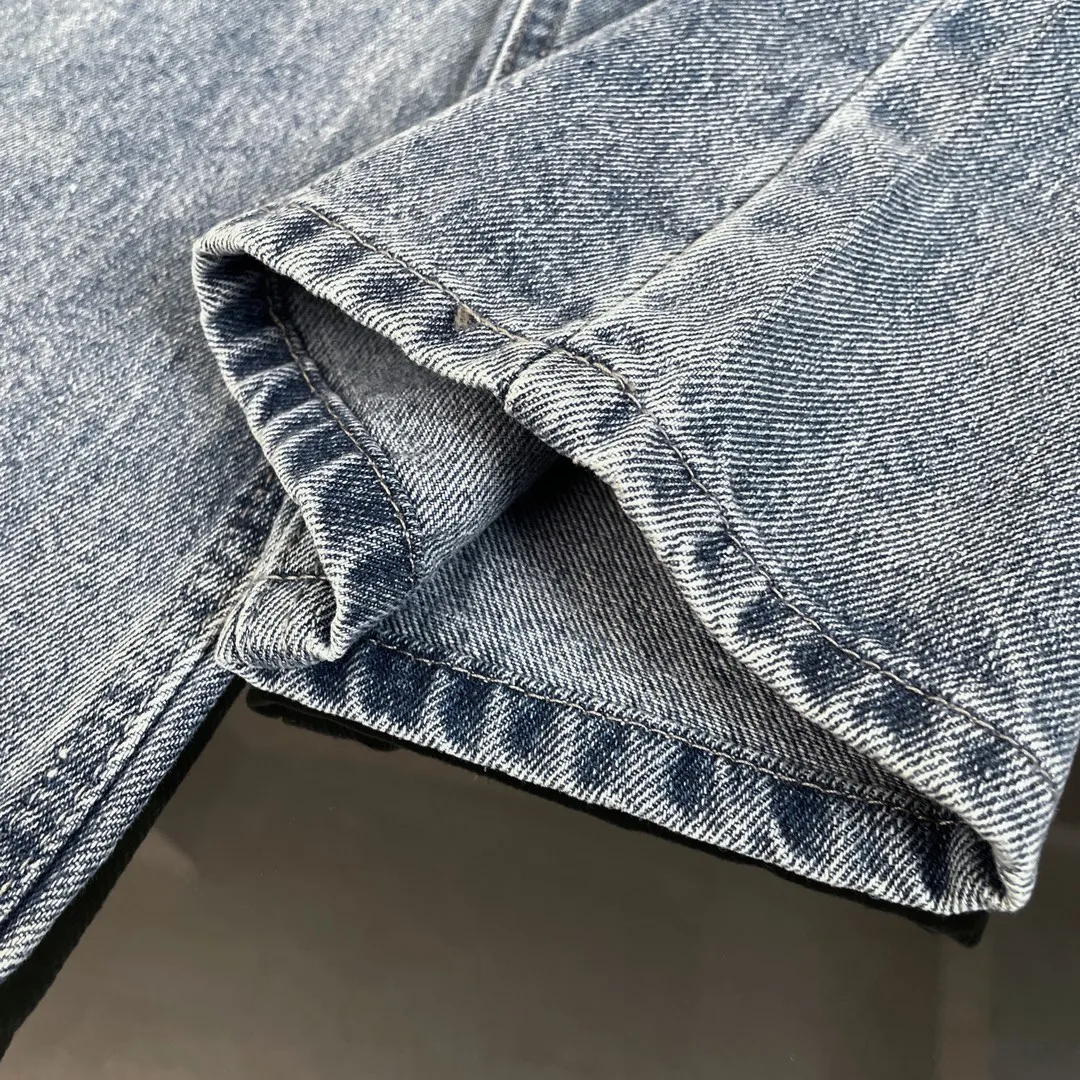 🅿️290 Supreme co-branded Burberry war horse embroidered jeans [Top quality] Really perfect replica of the original, selected washed denim fabrics, special washing process and tie-dyeing step. Washed many times to make the denim evenly distressed. The distressing process is flawless. The process is very cumbersome. The details do not scare me. Each paving material has the brand logo and all three labels!  Blue simple style, super popular loose cut, must-have jeans! It is no exaggeration to kill all the versions on the market. The water-style denim jacket is full of details, and all the embroidery is on the back. The front is simple and low-key, and the versatile jeans are directly co-branded with 1ogo embroidery on the back. Plus custom hardware 1ogo set buckle! One detail is enough to illustrate the quality. Both the details and the material are very weighty and textured. The jacket is made from imported fabrics from Italy. The denim fabric is a little stretchy and has a refined style. You deserve to own a classic bur. It’s the best product that doesn’t need too many words to explain, and the quality has been scrutinized. All the spot goods have been put into the warehouse, looking forward to your super matching! ! Color: blue Size: s-xl