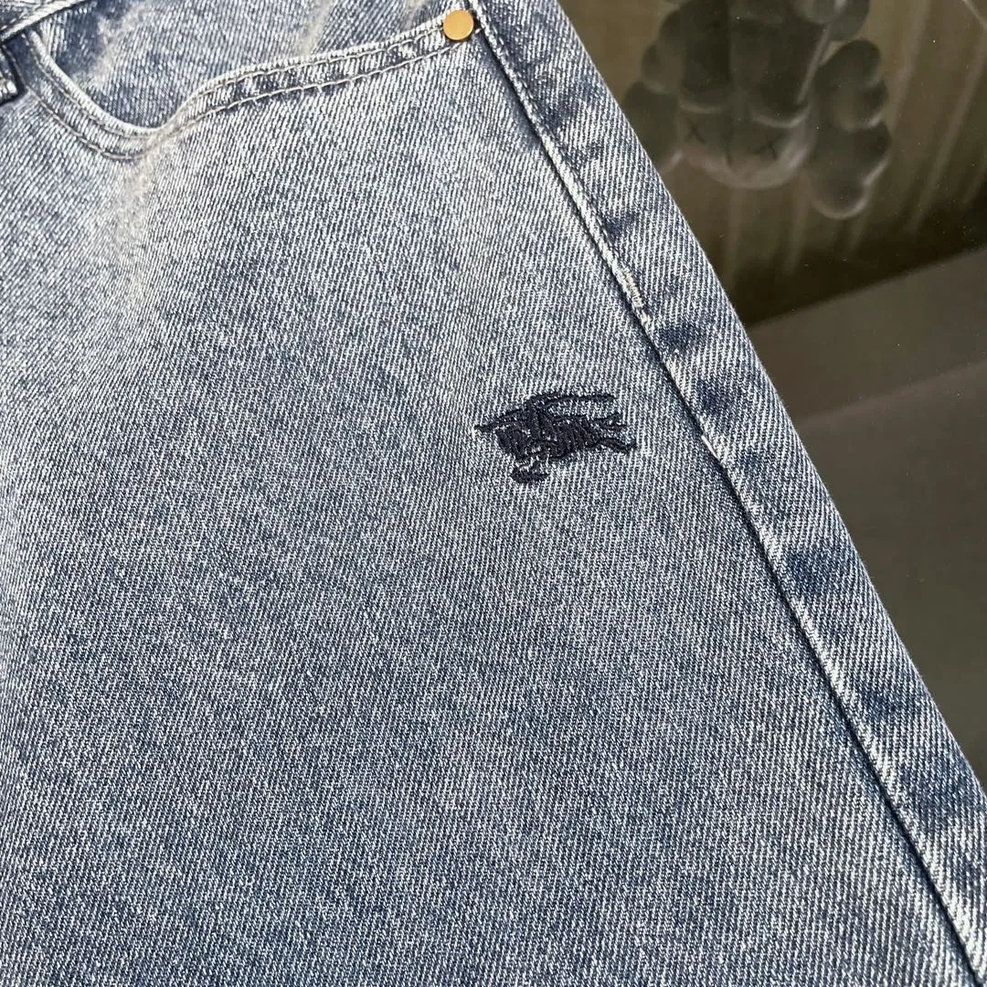 🅿️290 Supreme co-branded Burberry war horse embroidered jeans [Top quality] Really perfect replica of the original, selected washed denim fabrics, special washing process and tie-dyeing step. Washed many times to make the denim evenly distressed. The distressing process is flawless. The process is very cumbersome. The details do not scare me. Each paving material has the brand logo and all three labels!  Blue simple style, super popular loose cut, must-have jeans! It is no exaggeration to kill all the versions on the market. The water-style denim jacket is full of details, and all the embroidery is on the back. The front is simple and low-key, and the versatile jeans are directly co-branded with 1ogo embroidery on the back. Plus custom hardware 1ogo set buckle! One detail is enough to illustrate the quality. Both the details and the material are very weighty and textured. The jacket is made from imported fabrics from Italy. The denim fabric is a little stretchy and has a refined style. You deserve to own a classic bur. It’s the best product that doesn’t need too many words to explain, and the quality has been scrutinized. All the spot goods have been put into the warehouse, looking forward to your super matching! ! Color: blue Size: s-xl