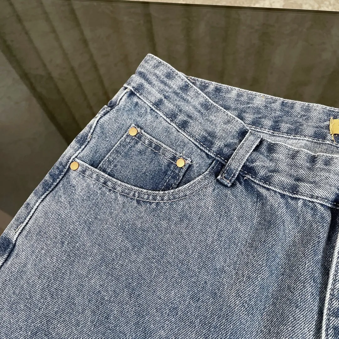 🅿️290 Supreme co-branded Burberry war horse embroidered jeans [Top quality] Really perfect replica of the original, selected washed denim fabrics, special washing process and tie-dyeing step. Washed many times to make the denim evenly distressed. The distressing process is flawless. The process is very cumbersome. The details do not scare me. Each paving material has the brand logo and all three labels!  Blue simple style, super popular loose cut, must-have jeans! It is no exaggeration to kill all the versions on the market. The water-style denim jacket is full of details, and all the embroidery is on the back. The front is simple and low-key, and the versatile jeans are directly co-branded with 1ogo embroidery on the back. Plus custom hardware 1ogo set buckle! One detail is enough to illustrate the quality. Both the details and the material are very weighty and textured. The jacket is made from imported fabrics from Italy. The denim fabric is a little stretchy and has a refined style. You deserve to own a classic bur. It’s the best product that doesn’t need too many words to explain, and the quality has been scrutinized. All the spot goods have been put into the warehouse, looking forward to your super matching! ! Color: blue Size: s-xl