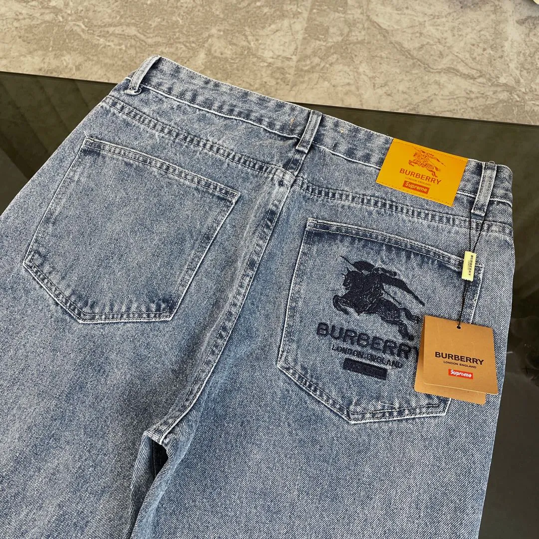 🅿️290 Supreme co-branded Burberry war horse embroidered jeans [Top quality] Really perfect replica of the original, selected washed denim fabrics, special washing process and tie-dyeing step. Washed many times to make the denim evenly distressed. The distressing process is flawless. The process is very cumbersome. The details do not scare me. Each paving material has the brand logo and all three labels!  Blue simple style, super popular loose cut, must-have jeans! It is no exaggeration to kill all the versions on the market. The water-style denim jacket is full of details, and all the embroidery is on the back. The front is simple and low-key, and the versatile jeans are directly co-branded with 1ogo embroidery on the back. Plus custom hardware 1ogo set buckle! One detail is enough to illustrate the quality. Both the details and the material are very weighty and textured. The jacket is made from imported fabrics from Italy. The denim fabric is a little stretchy and has a refined style. You deserve to own a classic bur. It’s the best product that doesn’t need too many words to explain, and the quality has been scrutinized. All the spot goods have been put into the warehouse, looking forward to your super matching! ! Color: blue Size: s-xl