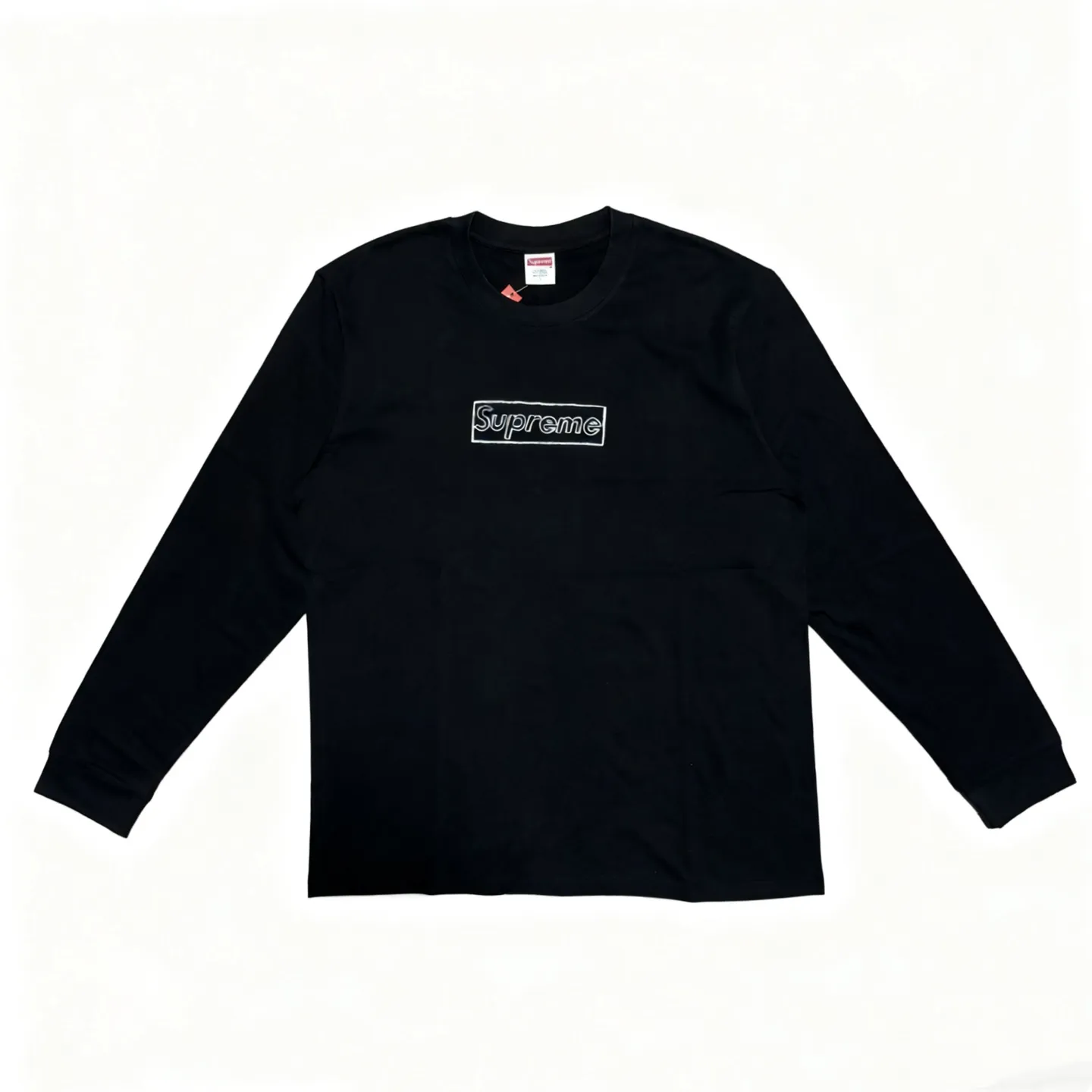 P140 Supreme Week 18 x KAWS joint model Chalk Logo Tee Chalk Letter Box solid color logo printed round neck T-shirt, same style for men and women, using cylindrical seamless technology (original technology, there is no stitching bone on the side of the clothes, identification key point) Fabric: All custom-woven and dyed, 280g weight, 100% cotton, cylindrical fabric. Cylindrical fabric is a knitted fabric woven with a cylinder loom. The needles are distributed in a cylindrical shape on the fuselage. The gray fabric is a large cylinder. It needs to be opened and shaped before further use. There is no slit on the side of the clothes, so there is no washing label on the side of ordinary short-sleeved clothes. There is only one collar label behind the neck, so the shape is very correct and not easy to deform (color: black and white)