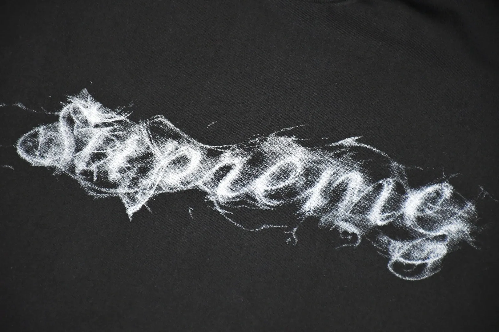 🅿️120 S28 top version Supreme 19FW Smoke Tee season opening smoke logo short-sleeved T-shirt 1. The fabrics are all custom-woven and dyed 280g weight 100% cotton cylindrical cloth Cylindrical fabric is a knitted fabric woven by a cylinder loom. The needles are distributed in a cylindrical shape on the fuselage. The gray fabric is a large cylinder, which needs to be opened and shaped before it can be used further. That is, there are no slits on the side of the clothes, so there is no washing label on the side of ordinary short-sleeves. There is only a collar label behind the neck. 2. The printing uses digital direct injection technology to assist the screen printing screen, thermosetting ink imported from Belgium, Cunard fully automatic elliptical heating integrated printing machine , the white paste base is passed through 4 layers of color screen printing with digital direct printing, and the integrated printing edge has no jagged edges. 3. The collar label has a watermark anti-counterfeiting effect and a real anti-counterfeiting layer. The version has a high probability of passing. The original packaging picture has a high probability of passing. 4. Comes with an original handbag. 5. All details are synchronized.