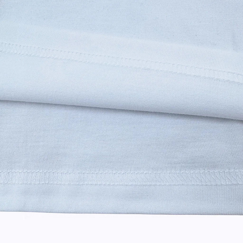 P140 Supreme FW24 WEEK8 Snow White Tee Snow White printed pattern 100-year-old long-sleeved T-shirt, same style for men and women, using cylindrical seamless technology (original technology, there are no stitching bones on the side of the clothes, key points of identification) Fabric: All custom-woven and dyed, 280g weight, 100% cotton, cylindrical fabric, cylindrical fabric is a knitted fabric woven with a cylinder loom, the needles are distributed in a cylindrical shape on the fuselage, and the gray fabric is a large cylinder It needs to be opened and shaped before it can be used further. There is no slit on the side of the clothes, so there is no washing label on the side of ordinary short-sleeved clothes. There is only one collar label behind the neck, so the shape is very correct and not easy to deform (color: black and white)