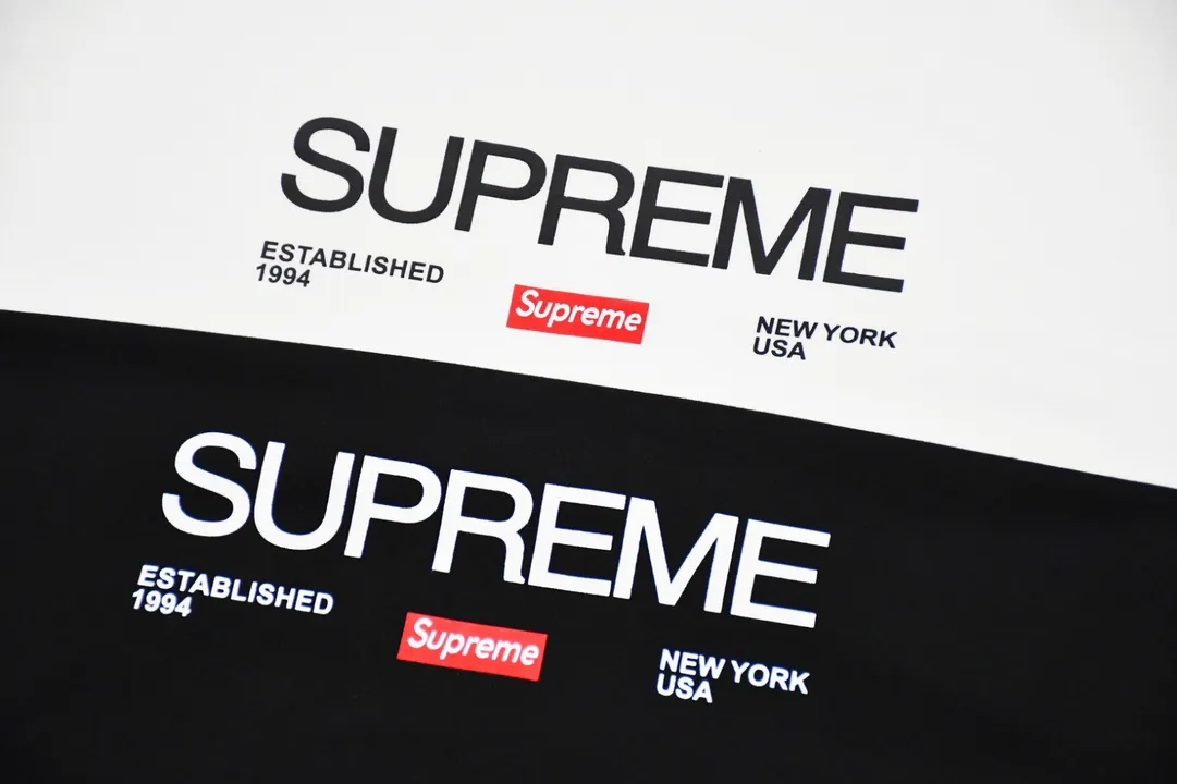 #S75 P110💰 Supreme Week 1 Est. 1994 Tee letter printed straight round neck pullover short-sleeved T-shirt. The same style for men and women is made of 260g combed cotton double yarn. From fabrics to accessories, all three standards are complete and ZP. Imported Matsui company's slurry printing will never crack. The whole piece is made of three-needle five-thread technology. The neckline-shoulder seam-sleeve seam is double-lined, which looks more three-dimensional and textured) and the original version has the same craftsmanship and classic version. Feel free to compare zp. The whole piece is made using three-needle five-thread craftsmanship. The neckline-shoulder seam-sleeve seam is double-threaded, which looks more three-dimensional and textured.) It has the same craftsmanship as the original original, classic version. Color: black and white. Size: S M L XL XXL.