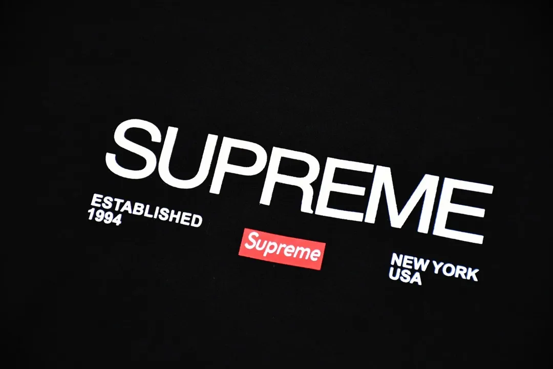 #S75 P110💰 Supreme Week 1 Est. 1994 Tee letter printed straight round neck pullover short-sleeved T-shirt. The same style for men and women is made of 260g combed cotton double yarn. From fabrics to accessories, all three standards are complete and ZP. Imported Matsui company's slurry printing will never crack. The whole piece is made of three-needle five-thread technology. The neckline-shoulder seam-sleeve seam is double-lined, which looks more three-dimensional and textured) and the original version has the same craftsmanship and classic version. Feel free to compare zp. The whole piece is made using three-needle five-thread craftsmanship. The neckline-shoulder seam-sleeve seam is double-threaded, which looks more three-dimensional and textured.) It has the same craftsmanship as the original original, classic version. Color: black and white. Size: S M L XL XXL.