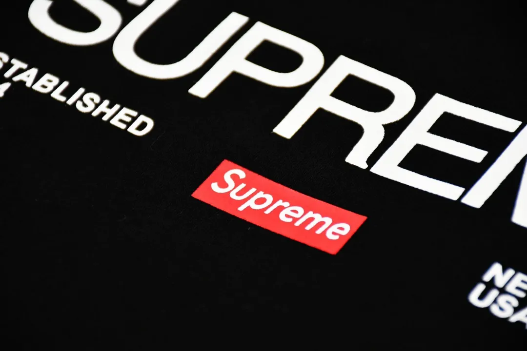 #S75 P110💰 Supreme Week 1 Est. 1994 Tee letter printed straight round neck pullover short-sleeved T-shirt. The same style for men and women is made of 260g combed cotton double yarn. From fabrics to accessories, all three standards are complete and ZP. Imported Matsui company's slurry printing will never crack. The whole piece is made of three-needle five-thread technology. The neckline-shoulder seam-sleeve seam is double-lined, which looks more three-dimensional and textured) and the original version has the same craftsmanship and classic version. Feel free to compare zp. The whole piece is made using three-needle five-thread craftsmanship. The neckline-shoulder seam-sleeve seam is double-threaded, which looks more three-dimensional and textured.) It has the same craftsmanship as the original original, classic version. Color: black and white. Size: S M L XL XXL.