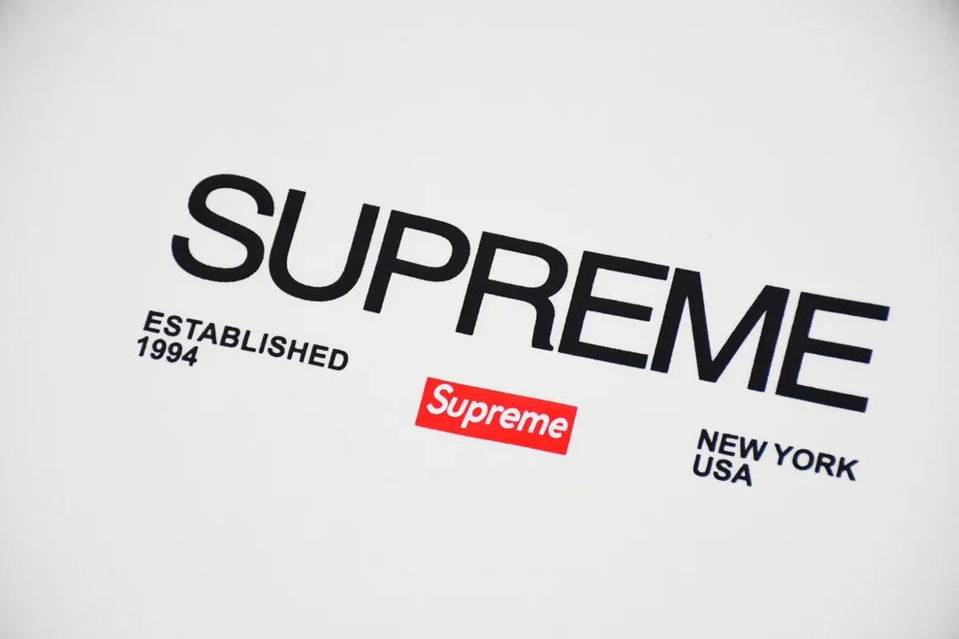 #S75 P110💰 Supreme Week 1 Est. 1994 Tee letter printed straight round neck pullover short-sleeved T-shirt. The same style for men and women is made of 260g combed cotton double yarn. From fabrics to accessories, all three standards are complete and ZP. Imported Matsui company's slurry printing will never crack. The whole piece is made of three-needle five-thread technology. The neckline-shoulder seam-sleeve seam is double-lined, which looks more three-dimensional and textured) and the original version has the same craftsmanship and classic version. Feel free to compare zp. The whole piece is made using three-needle five-thread craftsmanship. The neckline-shoulder seam-sleeve seam is double-threaded, which looks more three-dimensional and textured.) It has the same craftsmanship as the original original, classic version. Color: black and white. Size: S M L XL XXL.