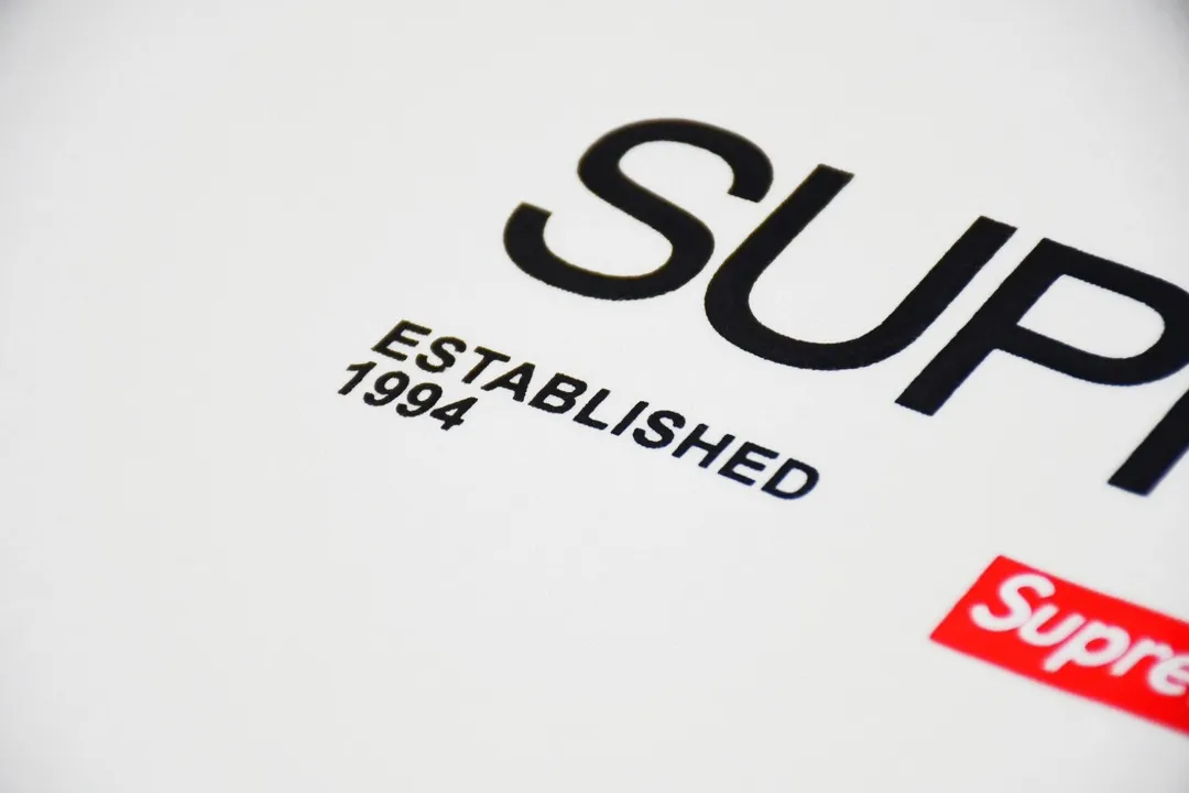 #S75 P110💰 Supreme Week 1 Est. 1994 Tee letter printed straight round neck pullover short-sleeved T-shirt. The same style for men and women is made of 260g combed cotton double yarn. From fabrics to accessories, all three standards are complete and ZP. Imported Matsui company's slurry printing will never crack. The whole piece is made of three-needle five-thread technology. The neckline-shoulder seam-sleeve seam is double-lined, which looks more three-dimensional and textured) and the original version has the same craftsmanship and classic version. Feel free to compare zp. The whole piece is made using three-needle five-thread craftsmanship. The neckline-shoulder seam-sleeve seam is double-threaded, which looks more three-dimensional and textured.) It has the same craftsmanship as the original original, classic version. Color: black and white. Size: S M L XL XXL.