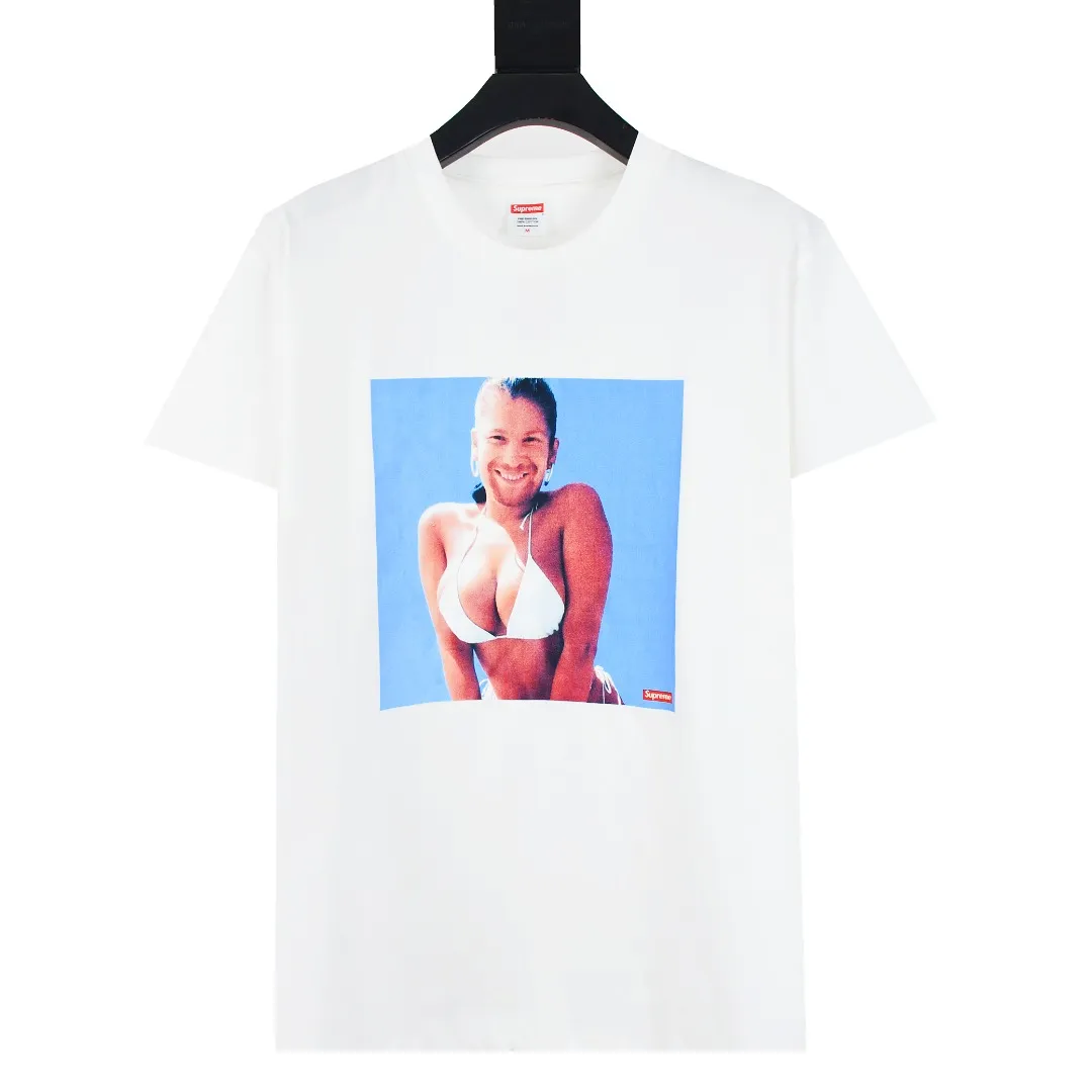 🅿️140 S191 top version Supreme 25ss Aphex Twin Windowlicker Tee bikini singer portrait alien printed short-sleeved T-shirt. Refuse to look at pictures to make goods. Refuse to compare wrong versions. Use cylindrical seamless technology (original technology, there are no stitched bones on the side of the clothes, key points of identification) The fabrics are all custom-woven and dyed, 280g weight, 100% cotton, cylindrical fabric. Cylindrical fabric is a knitted fabric woven with a cylinder loom. The needles are distributed in a cylindrical shape on the fuselage. The gray fabric is a large cylinder, which needs to be opened and shaped before it can be used further. There are no slits on the side of the clothes, so there is no washing label on the side of ordinary short-sleeves. There is only one collar label behind the neck. The printing uses heat-setting ink printing imported from Belgium (different from conventional heat transfer printing on the market), also known as plastic ink, or self-adhesive ink. Its ingredients: mainly composed of polyvinyl chloride (PVC) and phthalates, including PVC, phthalates, and color fixing agents. , stabilizer, and thickener are mixed to form thermoset ink, which is not the digital direct printing marketed on the market. The printing texture of thermoset ink cannot be achieved by digital direct printing. The new triple collar label has a watermark anti-counterfeiting effect, a real anti-counterfeiting layer, and has a high probability of passing the approved version. The original packaging picture has a high probability of passing Size：S-XL