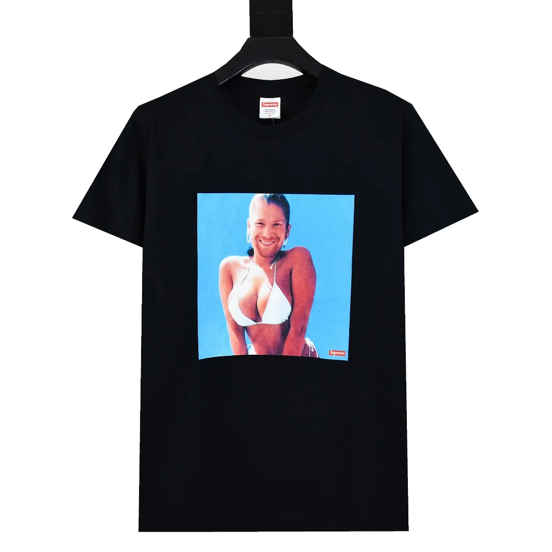 🅿️140 S191 top version Supreme 25ss Aphex Twin Windowlicker Tee bikini singer portrait alien printed short-sleeved T-shirt. Refuse to look at pictures to make goods. Refuse to compare wrong versions. Use cylindrical seamless technology (original technology, there are no stitched bones on the side of the clothes, key points of identification) The fabrics are all custom-woven and dyed, 280g weight, 100% cotton, cylindrical fabric. Cylindrical fabric is a knitted fabric woven with a cylinder loom. The needles are distributed in a cylindrical shape on the fuselage. The gray fabric is a large cylinder, which needs to be opened and shaped before it can be used further. There are no slits on the side of the clothes, so there is no washing label on the side of ordinary short-sleeves. There is only one collar label behind the neck. The printing uses heat-setting ink printing imported from Belgium (different from conventional heat transfer printing on the market), also known as plastic ink, or self-adhesive ink. Its ingredients: mainly composed of polyvinyl chloride (PVC) and phthalates, including PVC, phthalates, and color fixing agents. , stabilizer, and thickener are mixed to form thermoset ink, which is not the digital direct printing marketed on the market. The printing texture of thermoset ink cannot be achieved by digital direct printing. The new triple collar label has a watermark anti-counterfeiting effect, a real anti-counterfeiting layer, and has a high probability of passing the approved version. The original packaging picture has a high probability of passing Size：S-XL