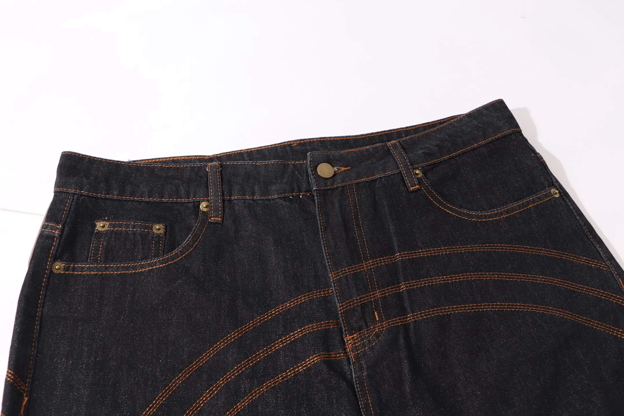 P260 Style number: H916 Supreme SS25 S Logo Rigid Baggy Jean S Loose straight-leg American trendy jeans with the same logo pattern from Ma Siwei (original). Styles with different wash textures are very friendly to people with thin legs and thick legs. The slightly flared version is very flattering to the leg shape. The moderate length will never go out of style and can be matched easily and casually. It is the basic styling foundation for various styles and is a must-have in the wardrobe! The fabric is stiff but also makes the upper body soft without losing texture. The washing process is even more perfect. It is a must-have item for everyone! ! ! Washed wheat, hang tag, pants label, three labels complete Color: black blue Size: 30-32-34-36