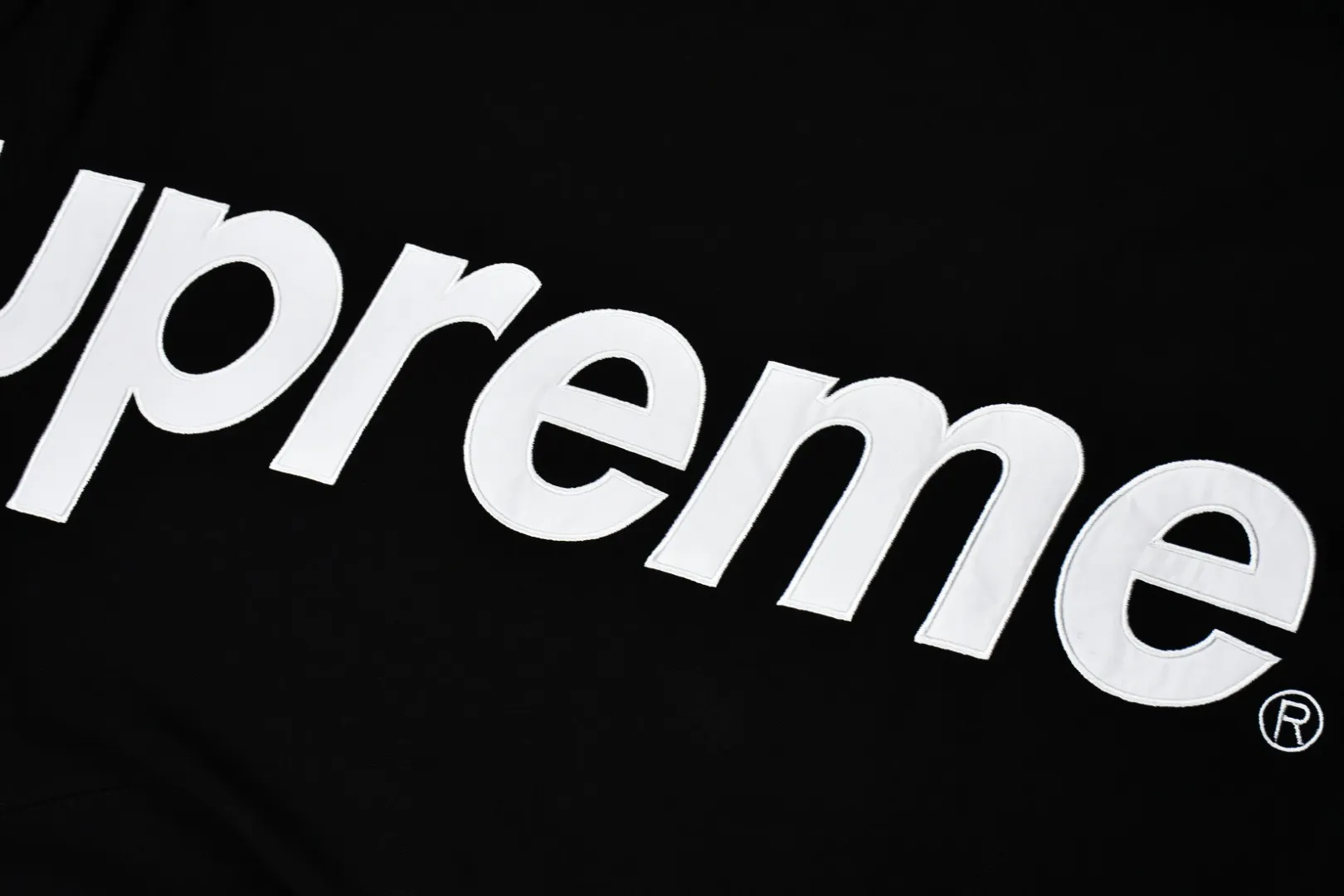 🅿️330 S227 top version Supreme 22FW Satin Appliqué Hooded Sweatshirt with patch embroidery LOGO on the back. For those of us who focus on the top Supreme, this sweatshirt is naturally available. ZP purchase and pattern making operation 1. Fabric: ZP test, custom weaving and dyeing, pure cotton 460G fleece main fabric 2. Technology: Large area embroidered letters on the back Imported Behringer embroidery machine operation, exquisite and perfect presentation 3. Hem and cuffs: both use 520G non-elastic threads (low-end products use elastic threads to cause the hem and cuffs to appear wavy) 4. Customized ZP main label/wash water label/tag/packaging bag (equipped with extra-large thickened handbag) Size: S~XL