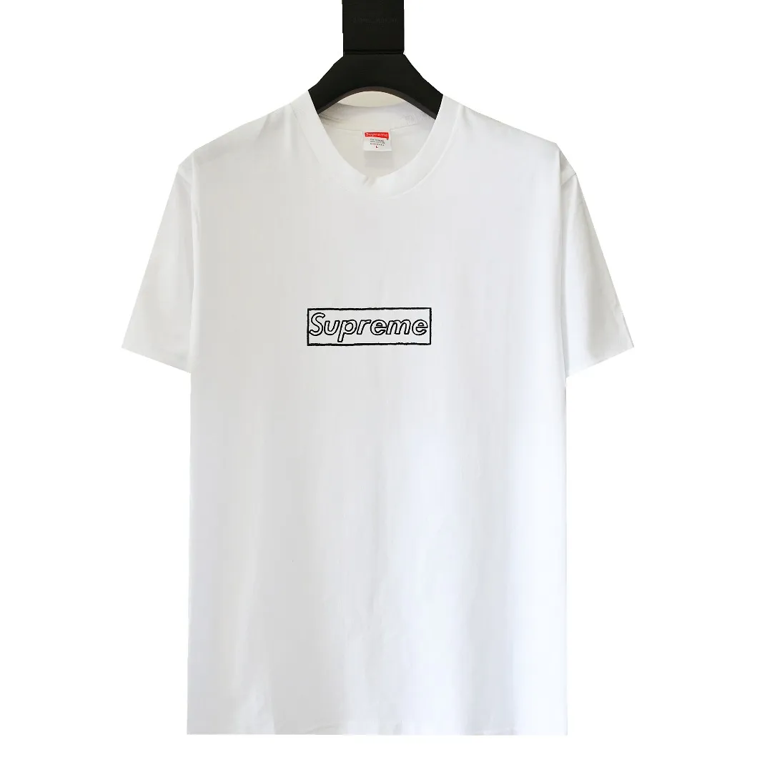 S78💰p130 Top version Supreme 21ss Week 18 x KAWS joint Chalk LOGO Chalk letter Box Logo short-sleeved T-shirt 1. The fabrics are all custom-woven and dyed 280g weight 100% cotton cylindrical cloth Cylindrical fabric is a knitted fabric woven by a cylinder loom. The needles are distributed in a cylindrical shape on the fuselage. The gray fabric is a large cylinder that needs to be opened and shaped before it can be used further. That is, there are no slits on the side of the clothes, so there is no washing label on the side of ordinary short-sleeved clothes. There is only a collar label behind the neck. 2. Printing uses Cunard fully automatic elliptical heating integrated printing machine 3. The collar label has a watermark anti-counterfeiting effect, real anti-counterfeiting layer, and a probability-tested version There is a high chance that you will be able to match the original packaging picture. 4. Comes with the original handbag. 5. All details are synchronized with ZP, which is a flash hit on the market. Destroy the world. Size: S-XL.
