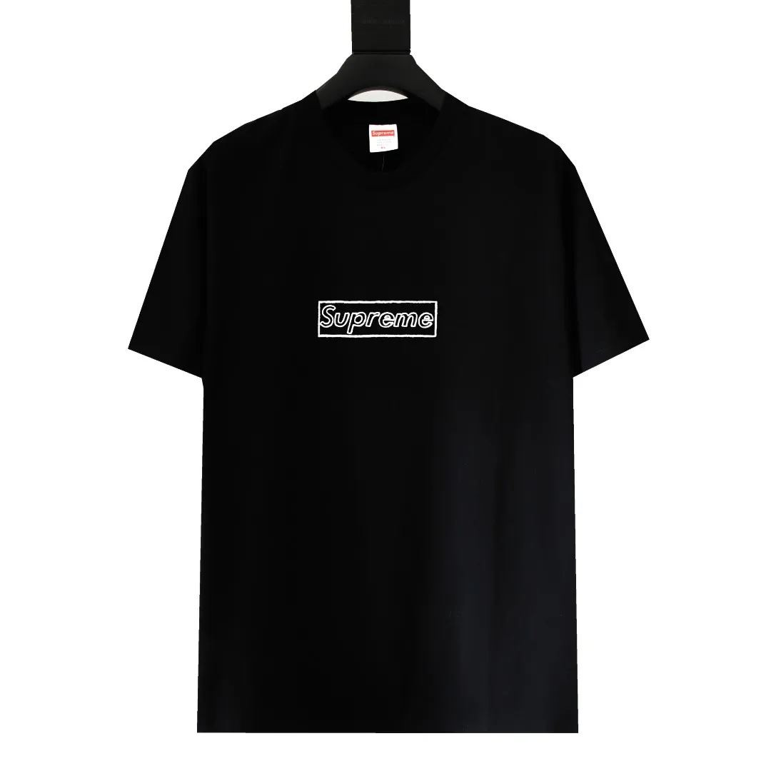 S78💰p130 Top version Supreme 21ss Week 18 x KAWS joint Chalk LOGO Chalk letter Box Logo short-sleeved T-shirt 1. The fabrics are all custom-woven and dyed 280g weight 100% cotton cylindrical cloth Cylindrical fabric is a knitted fabric woven by a cylinder loom. The needles are distributed in a cylindrical shape on the fuselage. The gray fabric is a large cylinder that needs to be opened and shaped before it can be used further. That is, there are no slits on the side of the clothes, so there is no washing label on the side of ordinary short-sleeved clothes. There is only a collar label behind the neck. 2. Printing uses Cunard fully automatic elliptical heating integrated printing machine 3. The collar label has a watermark anti-counterfeiting effect, real anti-counterfeiting layer, and a probability-tested version There is a high chance that you will be able to match the original packaging picture. 4. Comes with the original handbag. 5. All details are synchronized with ZP, which is a flash hit on the market. Destroy the world. Size: S-XL.