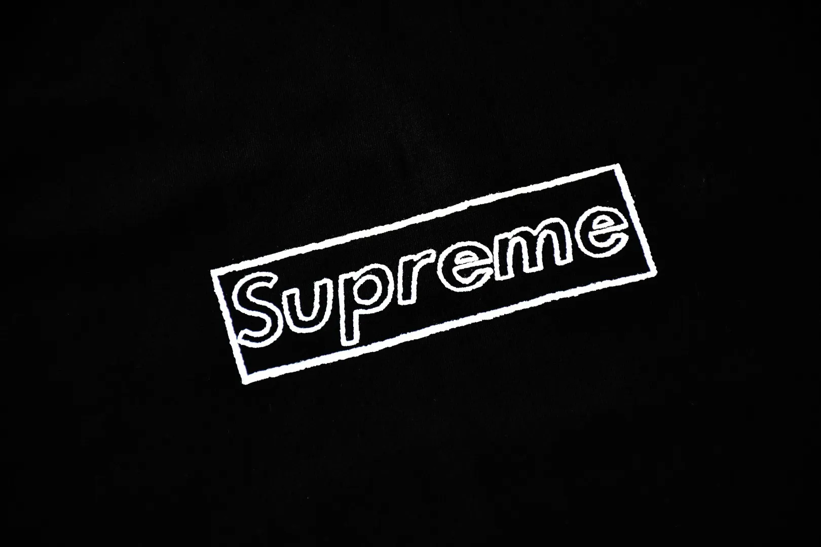 S78💰p130 Top version Supreme 21ss Week 18 x KAWS joint Chalk LOGO Chalk letter Box Logo short-sleeved T-shirt 1. The fabrics are all custom-woven and dyed 280g weight 100% cotton cylindrical cloth Cylindrical fabric is a knitted fabric woven by a cylinder loom. The needles are distributed in a cylindrical shape on the fuselage. The gray fabric is a large cylinder that needs to be opened and shaped before it can be used further. That is, there are no slits on the side of the clothes, so there is no washing label on the side of ordinary short-sleeved clothes. There is only a collar label behind the neck. 2. Printing uses Cunard fully automatic elliptical heating integrated printing machine 3. The collar label has a watermark anti-counterfeiting effect, real anti-counterfeiting layer, and a probability-tested version There is a high chance that you will be able to match the original packaging picture. 4. Comes with the original handbag. 5. All details are synchronized with ZP, which is a flash hit on the market. Destroy the world. Size: S-XL.