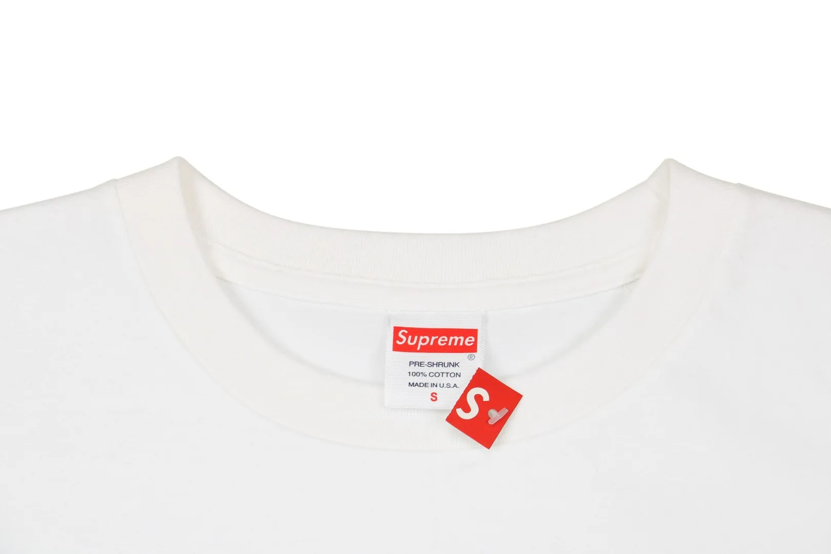 S78💰p130 Top version Supreme 21ss Week 18 x KAWS joint Chalk LOGO Chalk letter Box Logo short-sleeved T-shirt 1. The fabrics are all custom-woven and dyed 280g weight 100% cotton cylindrical cloth Cylindrical fabric is a knitted fabric woven by a cylinder loom. The needles are distributed in a cylindrical shape on the fuselage. The gray fabric is a large cylinder that needs to be opened and shaped before it can be used further. That is, there are no slits on the side of the clothes, so there is no washing label on the side of ordinary short-sleeved clothes. There is only a collar label behind the neck. 2. Printing uses Cunard fully automatic elliptical heating integrated printing machine 3. The collar label has a watermark anti-counterfeiting effect, real anti-counterfeiting layer, and a probability-tested version There is a high chance that you will be able to match the original packaging picture. 4. Comes with the original handbag. 5. All details are synchronized with ZP, which is a flash hit on the market. Destroy the world. Size: S-XL.