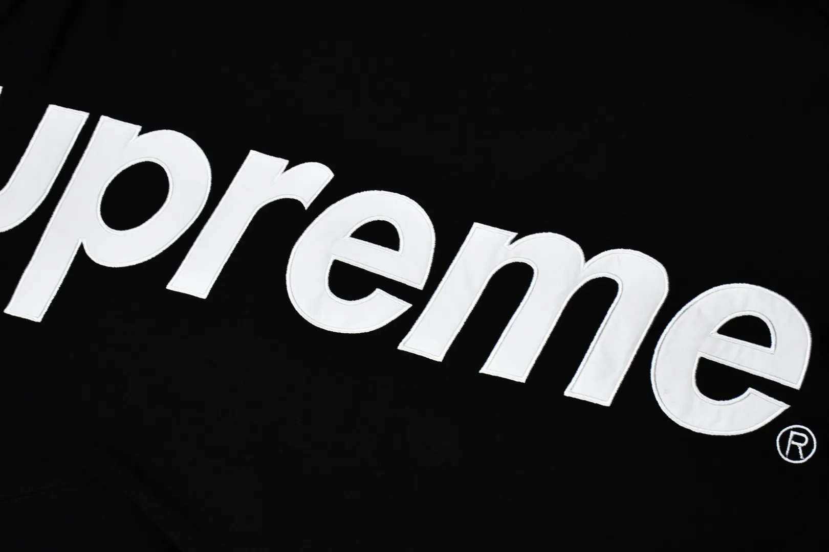 🅿️330 S227 top version Supreme 22FW Satin Appliqué Hooded Sweatshirt with patch embroidery LOGO on the back. For those of us who focus on the top Supreme, this sweatshirt is naturally available. ZP purchase and pattern making operation 1. Fabric: ZP test, custom weaving and dyeing, pure cotton 460G fleece main fabric 2. Technology: Large area embroidered letters on the back Imported Behringer embroidery machine work, exquisite and perfect presentation 3. Hem and cuffs: both use 520G non-elastic threads (low-end products use elastic threads to cause the hem and cuffs to appear wavy) 4. Customized ZP main label/wash water label/tag/packaging bag (equipped with an extra-large thickened handbag) Color: black and white/black/grey/royal blue/red/green/brown Size: S~XL