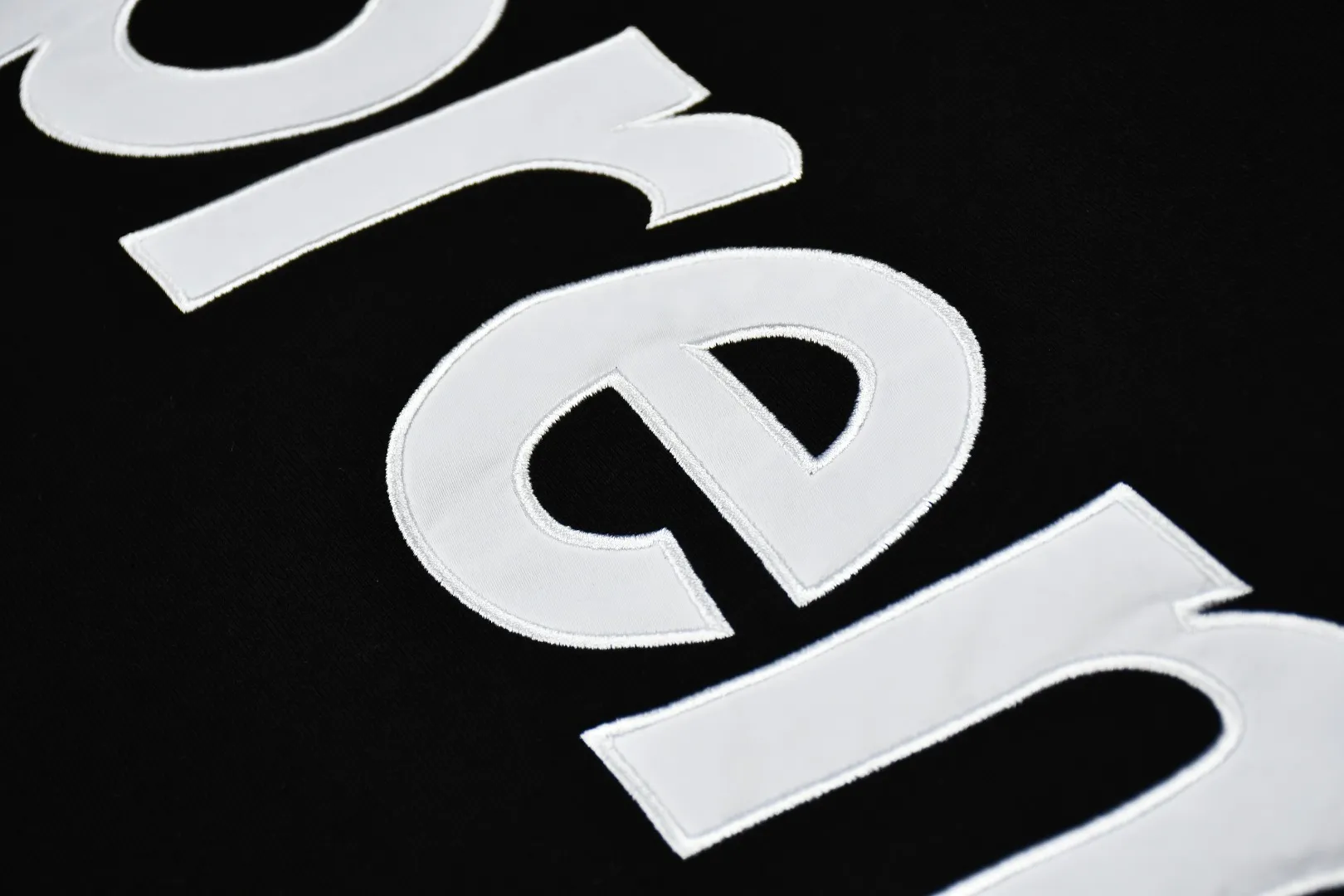 🅿️330 S227 top version Supreme 22FW Satin Appliqué Hooded Sweatshirt with patch embroidery LOGO on the back. For those of us who focus on the top Supreme, this sweatshirt is naturally available. ZP purchase and pattern making operation 1. Fabric: ZP test, custom weaving and dyeing, pure cotton 460G fleece main fabric 2. Technology: Large area embroidered letters on the back Imported Behringer embroidery machine work, exquisite and perfect presentation 3. Hem and cuffs: both use 520G non-elastic threads (low-end products use elastic threads to cause the hem and cuffs to appear wavy) 4. Customized ZP main label/wash water label/tag/packaging bag (equipped with an extra-large thickened handbag) Color: black and white/black/grey/royal blue/red/green/brown Size: S~XL