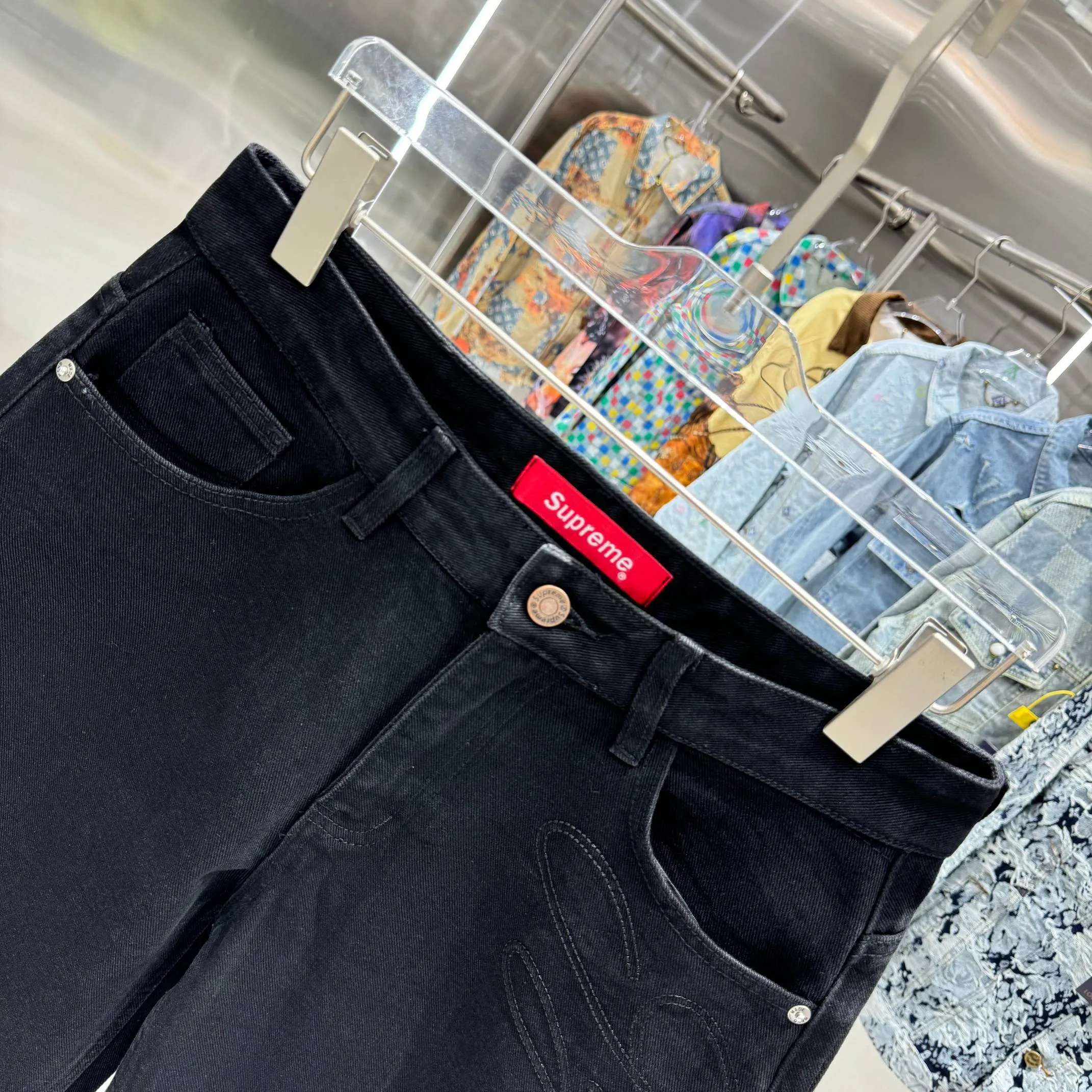 🅿️240 SUPreme 25 new shorts and jeans! Specific latest brand leather label blockbuster item ~ private channel rare product! No matter from the pattern, fabric or small details of hardware accessories, you can’t be picky! Customer-supplied hardware accessories Imported customer-supplied custom-woven denim and cotton fabrics, fashionable and individual. Super versatile and good-looking, a must-have for everyone. Very good-looking Size: 30 32 34 36 38 Color: black