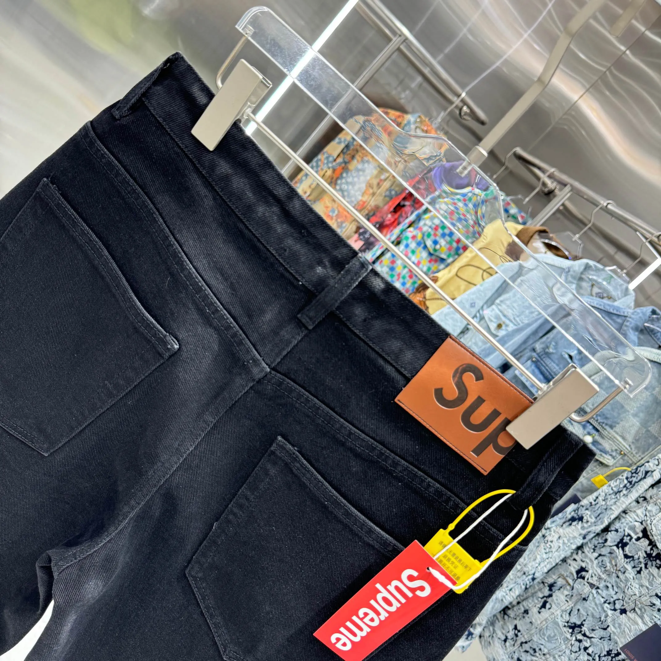 🅿️240 SUPreme 25 new shorts and jeans! Specific latest brand leather label blockbuster item ~ private channel rare product! No matter from the pattern, fabric or small details of hardware accessories, you can’t be picky! Customer-supplied hardware accessories Imported customer-supplied custom-woven denim and cotton fabrics, fashionable and individual. Super versatile and good-looking, a must-have for everyone. Very good-looking Size: 30 32 34 36 38 Color: black