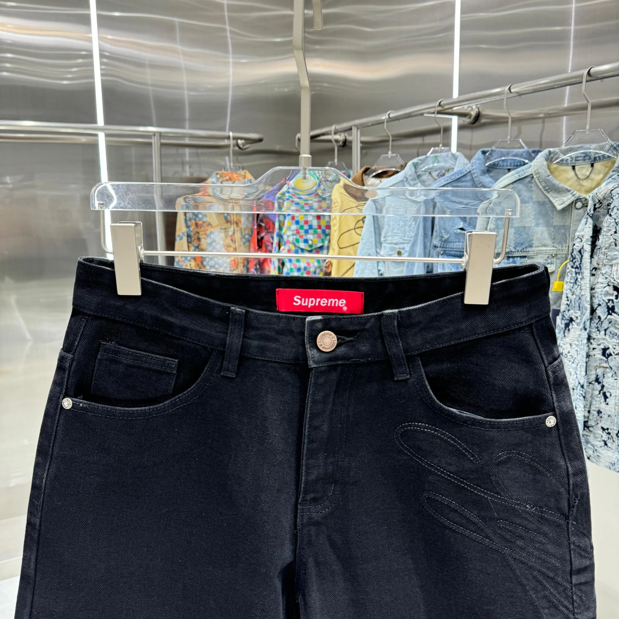 🅿️240 SUPreme 25 new shorts and jeans! Specific latest brand leather label blockbuster item ~ private channel rare product! No matter from the pattern, fabric or small details of hardware accessories, you can’t be picky! Customer-supplied hardware accessories Imported customer-supplied custom-woven denim and cotton fabrics, fashionable and individual. Super versatile and good-looking, a must-have for everyone. Very good-looking Size: 30 32 34 36 38 Color: black