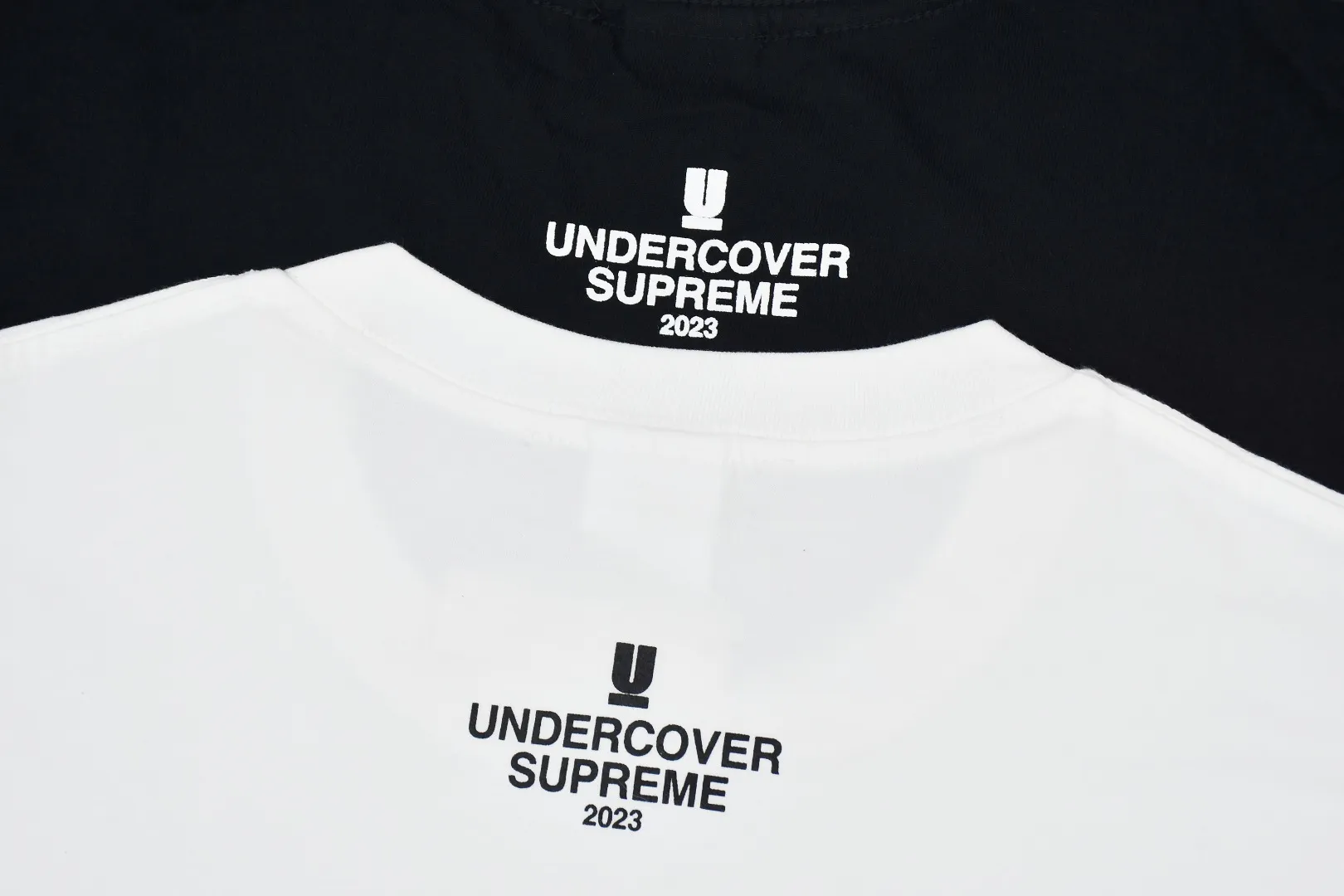 S286💰p136 Supreme x Undercover TAG TEE joint slogan-printed short-sleeved T-shirt. Refuse to look at pictures to make products. Refuse to compare wrong versions. Use cylindrical seamless technology (original technology, there are no stitched bones on the side of the clothes, key points of identification) The fabrics are all custom-woven and dyed, 280g weight, 100% cotton, cylindrical fabric. Cylindrical fabric is a knitted fabric woven with a cylinder loom. The needles are distributed in a cylindrical shape on the fuselage. The gray fabric is a large cylinder, which needs to be opened and shaped before it can be used further. There are no slits on the side of the clothes, so there is no washing label on the side of ordinary short-sleeves. There is only one collar label behind the neck. The printing uses thermosetting ink printing imported from Belgium, also known as plastic ink, or self-adhesive ink. Its ingredients are: mainly composed of polyvinyl chloride (PVC) and phthalates, including PVC and phthalates, fixing agents, stabilizers Agents and thickeners are mixed to form thermoset ink, which is not the digital direct printing marketed on the market. The printing texture of thermoset ink is unachievable by other processes. The collar label has a watermark anti-counterfeiting effect, a real anti-counterfeiting layer, a version with a high probability of passing the inspection, and the original packaging picture has a high probability of passing the test. Size：S-XL