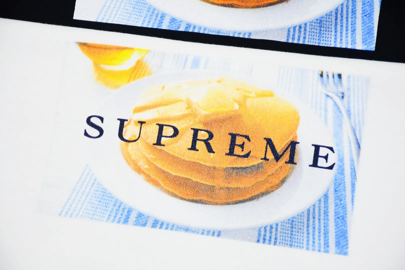 🅿️126 S192 top version Supreme 25ss Pancakes Tee pancake waffle logo short-sleeved T-shirt. Refuse to look at pictures to make products. Refuse to compare wrong versions. Use cylindrical seamless technology (original technology. There are no stitched bones on the side of the clothes. Key points of identification) The fabrics are all custom-woven and dyed, 280g weight, 100% cotton, cylindrical fabric. Cylindrical fabric is a knitted fabric woven with a cylinder loom. The needles are distributed in a cylindrical shape on the fuselage. The gray fabric is a large cylinder, which needs to be opened and shaped before it can be used further. There are no slits on the side of the clothes, so there is no washing label on the side of ordinary short-sleeves. There is only one collar label behind the neck. The printing uses heat-setting ink printing imported from Belgium (different from conventional heat transfer printing on the market), also known as plastic ink, or self-adhesive ink. Its ingredients: mainly composed of polyvinyl chloride (PVC) and phthalates, including PVC, phthalates, and color fixing agents. , stabilizer, and thickener are mixed to form thermoset ink, which is not the digital direct printing marketed on the market. The printing texture of thermoset ink cannot be achieved by digital direct printing. The new triple collar label has a watermark anti-counterfeiting effect, a real anti-counterfeiting layer, and has a high probability of passing the approved version. The original packaging picture has a high probability of passing Size：S-XL