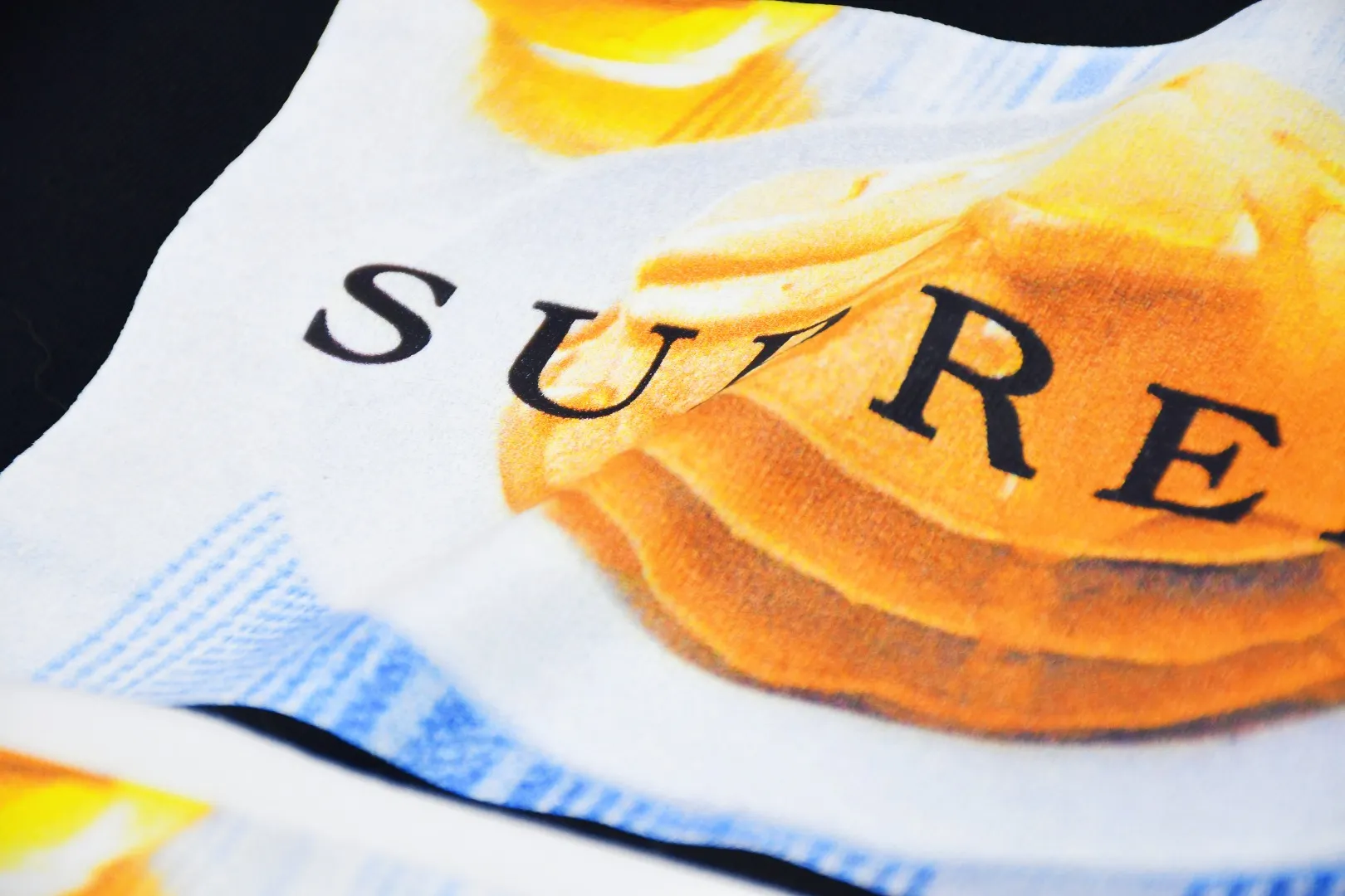 🅿️126 S192 top version Supreme 25ss Pancakes Tee pancake waffle logo short-sleeved T-shirt. Refuse to look at pictures to make products. Refuse to compare wrong versions. Use cylindrical seamless technology (original technology. There are no stitched bones on the side of the clothes. Key points of identification) The fabrics are all custom-woven and dyed, 280g weight, 100% cotton, cylindrical fabric. Cylindrical fabric is a knitted fabric woven with a cylinder loom. The needles are distributed in a cylindrical shape on the fuselage. The gray fabric is a large cylinder, which needs to be opened and shaped before it can be used further. There are no slits on the side of the clothes, so there is no washing label on the side of ordinary short-sleeves. There is only one collar label behind the neck. The printing uses heat-setting ink printing imported from Belgium (different from conventional heat transfer printing on the market), also known as plastic ink, or self-adhesive ink. Its ingredients: mainly composed of polyvinyl chloride (PVC) and phthalates, including PVC, phthalates, and color fixing agents. , stabilizer, and thickener are mixed to form thermoset ink, which is not the digital direct printing marketed on the market. The printing texture of thermoset ink cannot be achieved by digital direct printing. The new triple collar label has a watermark anti-counterfeiting effect, a real anti-counterfeiting layer, and has a high probability of passing the approved version. The original packaging picture has a high probability of passing Size：S-XL