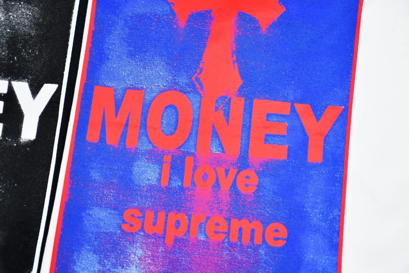 🅿️140 S188 top version Supreme 24FW Money cross printed short-sleeved T-shirt. Refuse to look at pictures to make goods. Refuse to compare with wrong versions. Use cylindrical seamless technology (original technology, there are no stitched bones on the side of the clothes, the key point of identification) The fabrics are all custom-woven and dyed, 280g weight, 100% cotton, cylindrical fabric. Cylindrical fabric is a knitted fabric woven with a cylinder loom. The needles are distributed in a cylindrical shape on the fuselage. The gray fabric is a large cylinder, which needs to be opened and shaped before it can be used further. There are no slits on the side of the clothes, so there is no washing label on the side of ordinary short-sleeves. There is only one collar label behind the neck. The printing uses thermosetting ink printing imported from Belgium (different from conventional thermal transfer printing), also known as plastic ink, or self-adhesive ink. Its ingredients are: mainly composed of polyvinyl chloride (PVC) and phthalates, including PVC and phthalates, fixing agents, Stabilizers and thickeners are mixed to form thermosetting ink, which is not the digital direct printing advertised on the market. The printing texture of thermosetting ink is unachievable by digital direct printing. The new triple collar label has a watermark anti-counterfeiting effect, a real anti-counterfeiting layer, a version with a high probability of passing the inspection, and the original packaging picture has a high probability of passing the test. Size：S-XL