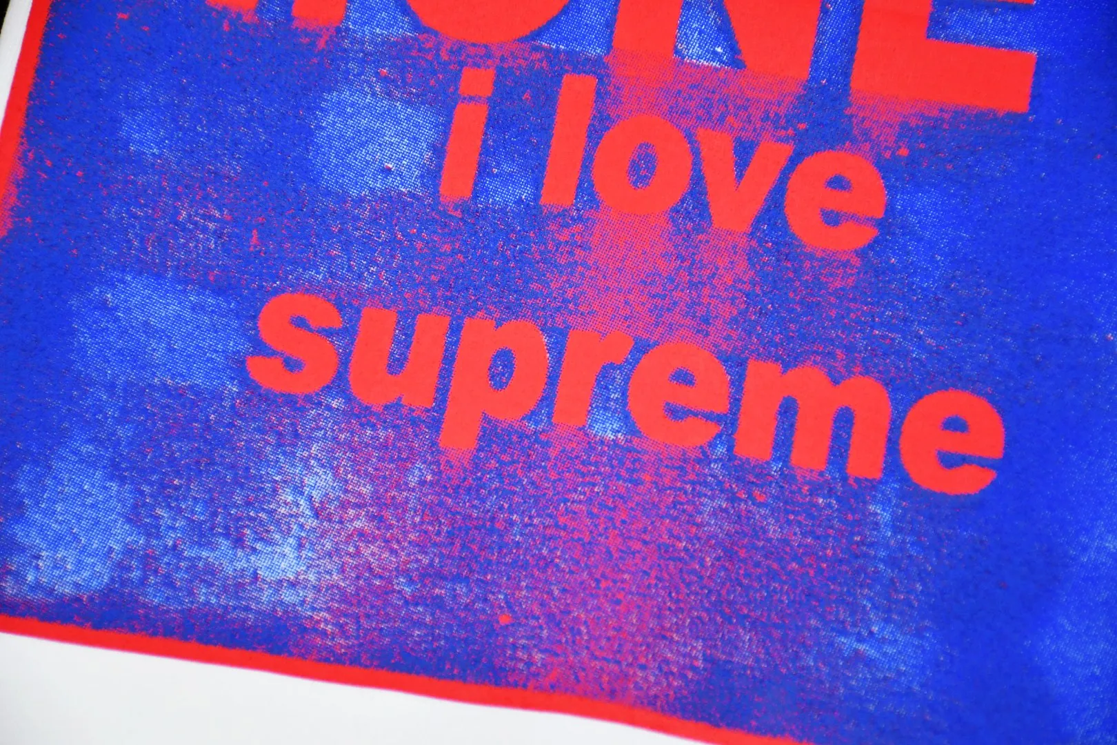 🅿️140 S188 top version Supreme 24FW Money cross printed short-sleeved T-shirt. Refuse to look at pictures to make goods. Refuse to compare with wrong versions. Use cylindrical seamless technology (original technology, there are no stitched bones on the side of the clothes, the key point of identification) The fabrics are all custom-woven and dyed, 280g weight, 100% cotton, cylindrical fabric. Cylindrical fabric is a knitted fabric woven with a cylinder loom. The needles are distributed in a cylindrical shape on the fuselage. The gray fabric is a large cylinder, which needs to be opened and shaped before it can be used further. There are no slits on the side of the clothes, so there is no washing label on the side of ordinary short-sleeves. There is only one collar label behind the neck. The printing uses thermosetting ink printing imported from Belgium (different from conventional thermal transfer printing), also known as plastic ink, or self-adhesive ink. Its ingredients are: mainly composed of polyvinyl chloride (PVC) and phthalates, including PVC and phthalates, fixing agents, Stabilizers and thickeners are mixed to form thermosetting ink, which is not the digital direct printing advertised on the market. The printing texture of thermosetting ink is unachievable by digital direct printing. The new triple collar label has a watermark anti-counterfeiting effect, a real anti-counterfeiting layer, a version with a high probability of passing the inspection, and the original packaging picture has a high probability of passing the test. Size：S-XL