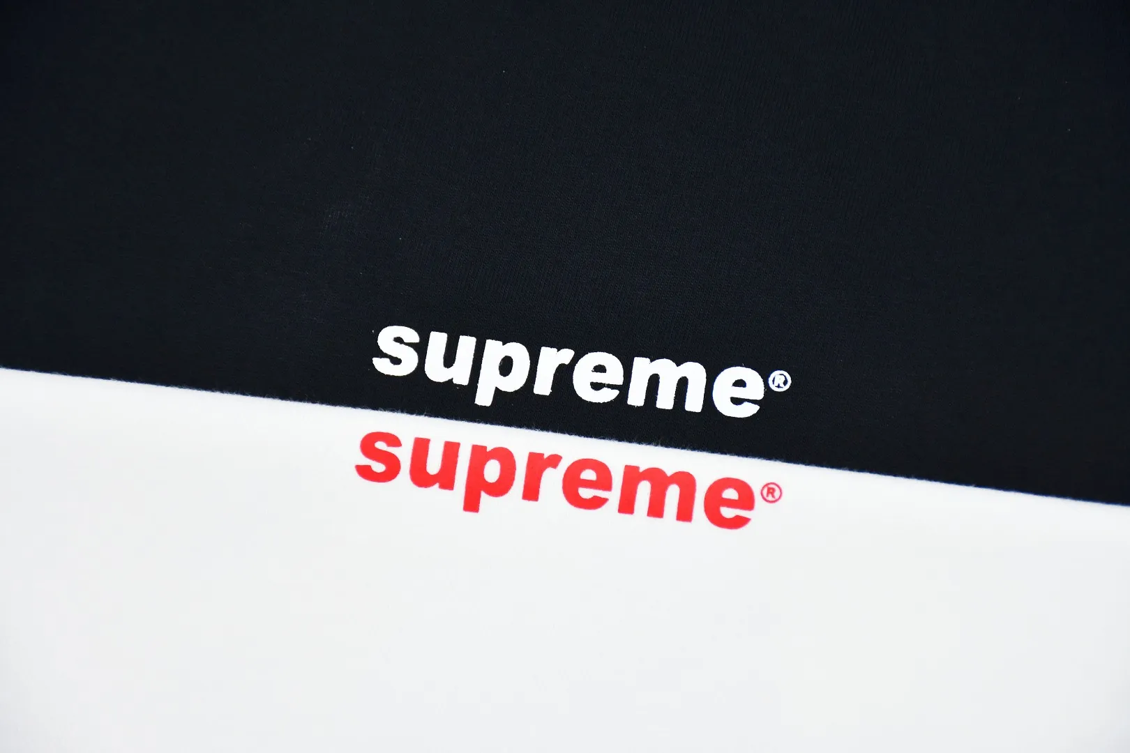 🅿️140 S188 top version Supreme 24FW Money cross printed short-sleeved T-shirt. Refuse to look at pictures to make goods. Refuse to compare with wrong versions. Use cylindrical seamless technology (original technology, there are no stitched bones on the side of the clothes, the key point of identification) The fabrics are all custom-woven and dyed, 280g weight, 100% cotton, cylindrical fabric. Cylindrical fabric is a knitted fabric woven with a cylinder loom. The needles are distributed in a cylindrical shape on the fuselage. The gray fabric is a large cylinder, which needs to be opened and shaped before it can be used further. There are no slits on the side of the clothes, so there is no washing label on the side of ordinary short-sleeves. There is only one collar label behind the neck. The printing uses thermosetting ink printing imported from Belgium (different from conventional thermal transfer printing), also known as plastic ink, or self-adhesive ink. Its ingredients are: mainly composed of polyvinyl chloride (PVC) and phthalates, including PVC and phthalates, fixing agents, Stabilizers and thickeners are mixed to form thermosetting ink, which is not the digital direct printing advertised on the market. The printing texture of thermosetting ink is unachievable by digital direct printing. The new triple collar label has a watermark anti-counterfeiting effect, a real anti-counterfeiting layer, a version with a high probability of passing the inspection, and the original packaging picture has a high probability of passing the test. Size：S-XL