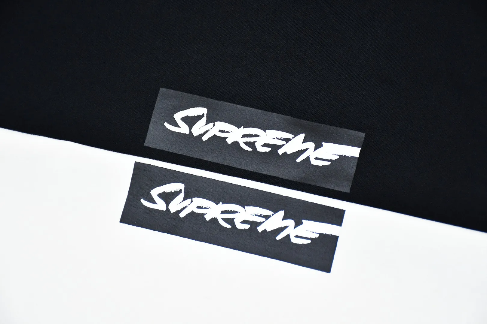 S318💰p130 Supreme 24ss Futura future slogan Box Logo short-sleeved T-shirt. Refuse to make products based on pictures. Refuse to compare wrong versions. Use cylinder seamless process (original process. There are no stitched bones on the side of the clothes. Key points of identification) The fabrics are all custom-woven and dyed, 280g weight, 100% cotton, cylindrical fabric. Cylindrical fabric is a knitted fabric woven with a cylinder loom. The needles are distributed in a cylindrical shape on the fuselage. The gray fabric is a large cylinder, which needs to be opened and shaped before it can be used further. There are no slits on the side of the clothes, so there is no washing label on the side of ordinary short-sleeves. There is only one collar label behind the neck. The printing uses thermosetting ink printing imported from Belgium (different from conventional heat transfer printing), also known as plastic ink, or self-adhesive ink. Its ingredients are: mainly composed of polyvinyl chloride (PVC) and phthalates. PVC and phthalates, solid color The thermosetting ink is composed of a mixture of agents, stabilizers, and thickeners. It is not the digital direct printing marketed on the market. The printing texture of thermosetting ink cannot be achieved by digital direct printing. The collar label has a watermark anti-counterfeiting effect, a real anti-counterfeiting layer, a version with a high probability of passing the inspection, and the original packaging picture has a high probability of passing the test. Size：S-XL