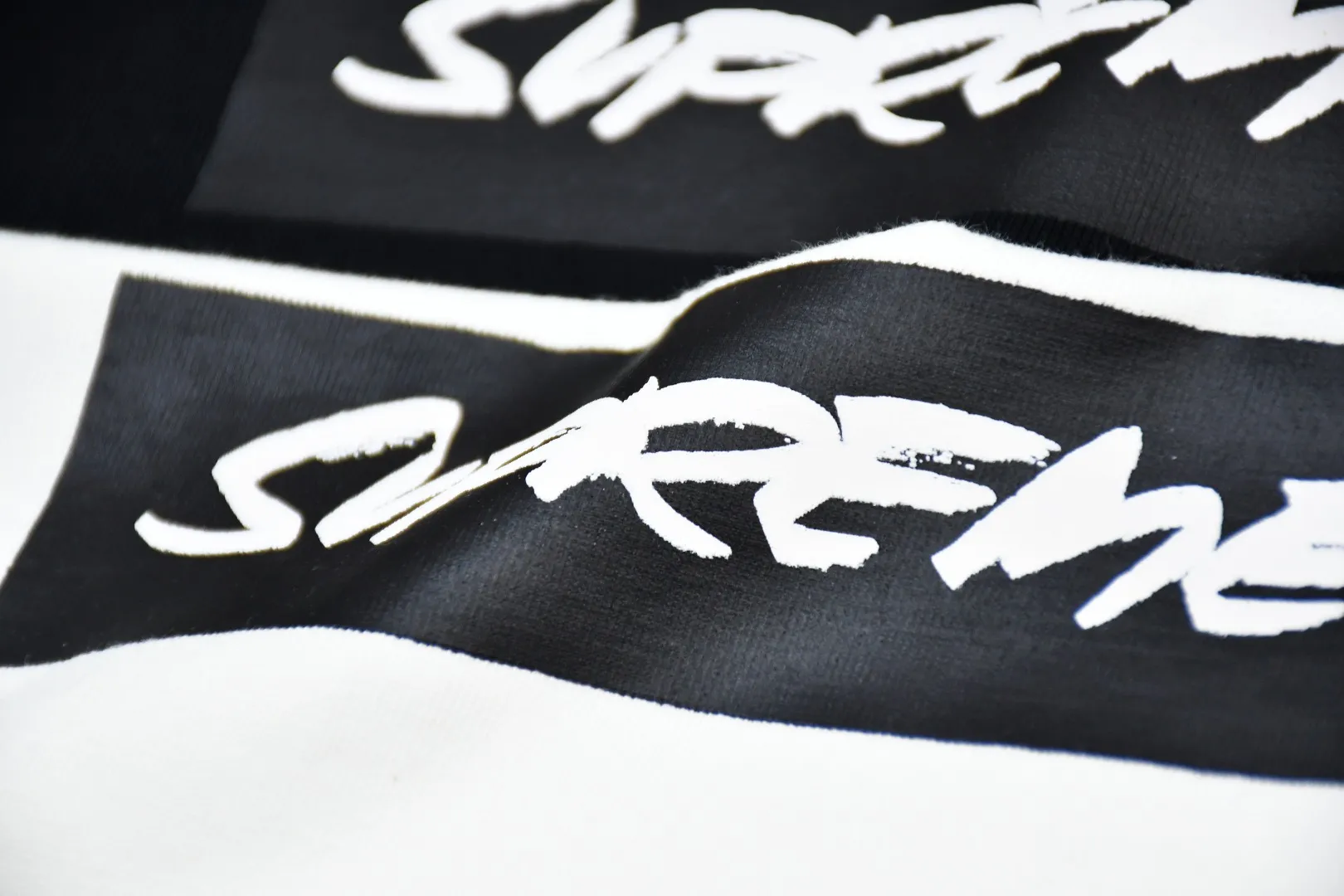 S318💰p130 Supreme 24ss Futura future slogan Box Logo short-sleeved T-shirt. Refuse to make products based on pictures. Refuse to compare wrong versions. Use cylinder seamless process (original process. There are no stitched bones on the side of the clothes. Key points of identification) The fabrics are all custom-woven and dyed, 280g weight, 100% cotton, cylindrical fabric. Cylindrical fabric is a knitted fabric woven with a cylinder loom. The needles are distributed in a cylindrical shape on the fuselage. The gray fabric is a large cylinder, which needs to be opened and shaped before it can be used further. There are no slits on the side of the clothes, so there is no washing label on the side of ordinary short-sleeves. There is only one collar label behind the neck. The printing uses thermosetting ink printing imported from Belgium (different from conventional heat transfer printing), also known as plastic ink, or self-adhesive ink. Its ingredients are: mainly composed of polyvinyl chloride (PVC) and phthalates. PVC and phthalates, solid color The thermosetting ink is composed of a mixture of agents, stabilizers, and thickeners. It is not the digital direct printing marketed on the market. The printing texture of thermosetting ink cannot be achieved by digital direct printing. The collar label has a watermark anti-counterfeiting effect, a real anti-counterfeiting layer, a version with a high probability of passing the inspection, and the original packaging picture has a high probability of passing the test. Size：S-XL