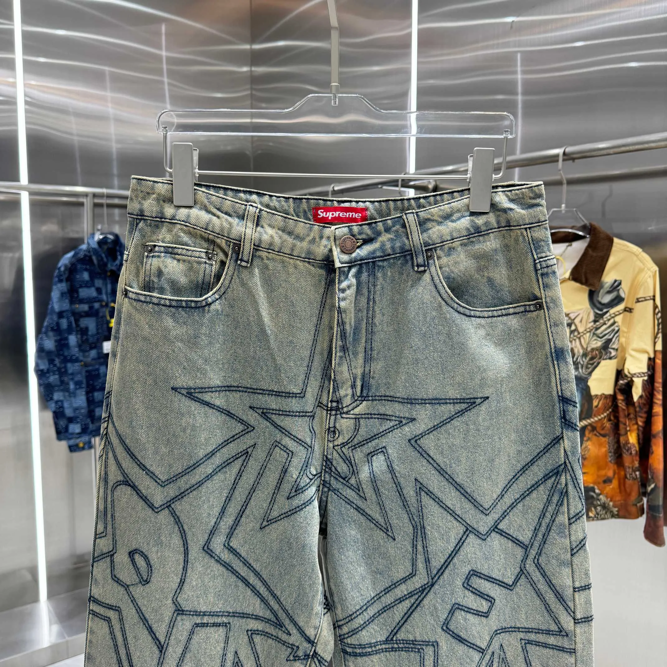 P240 Supreme star topstitch casual loose straight jeans, same style for men and women. Styles with different wash textures are very friendly to people with thin legs and thick legs. The straight slim fit is very flattering to the leg shape. The timeless and moderate length makes it easy to match casually. It is the basis for various styles and is a must-have in the wardrobe! The fabric is stiff but also makes the upper body soft without losing texture. Size 30 32 34 36 Color Yellow